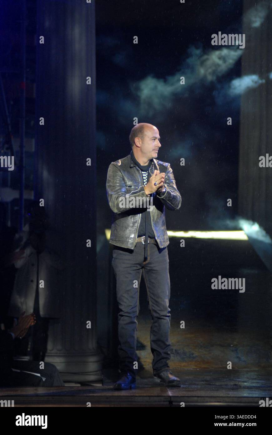 Oct 24, 2007 - Athènes, Grèce - des mannequins présentent des tenues de Under Rain par le créateur de mode JON VARVATOS pendant la semaine grecque de la mode au Zapeio Hall (crédit image : Polydoros Anastasselis/ZUMAPRESS.com) Banque D'Images