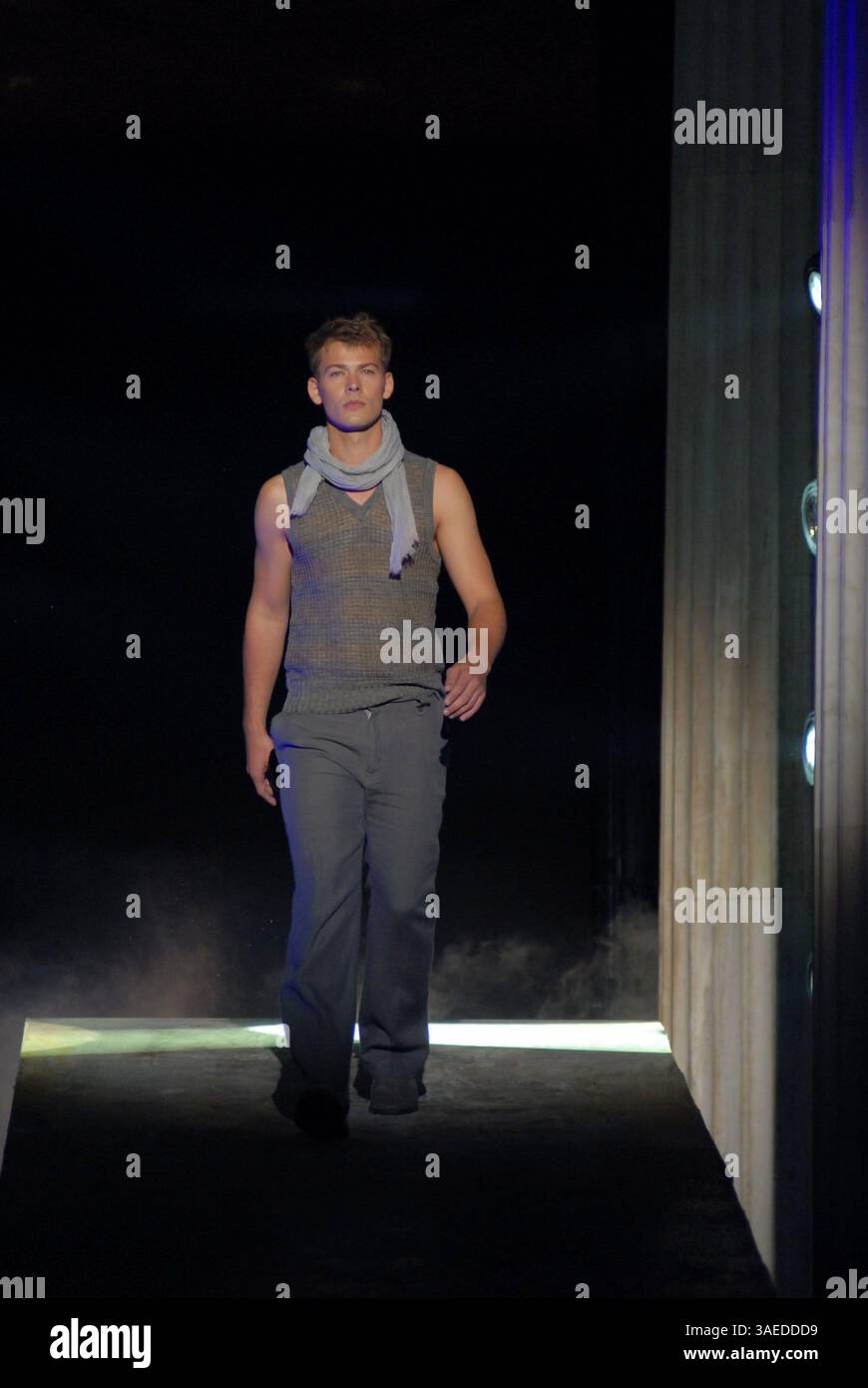 Oct 24, 2007 - Athènes, Grèce - des mannequins présentent des tenues de Under Rain par le créateur de mode Jon Varvatos pendant la semaine grecque de la mode au Zapeio Hall (crédit image : Polydoros Anastasselis/ZUMAPRESS.com) Banque D'Images