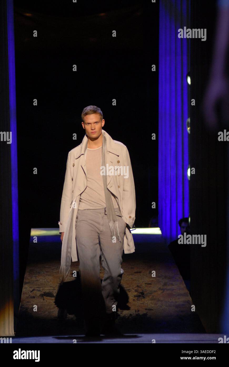 Oct 24, 2007 - Athènes, Grèce - des mannequins présentent des tenues de Under Rain par le créateur de mode Jon Varvatos pendant la semaine grecque de la mode au Zapeio Hall (crédit image : Polydoros Anastasselis/ZUMAPRESS.com) Banque D'Images