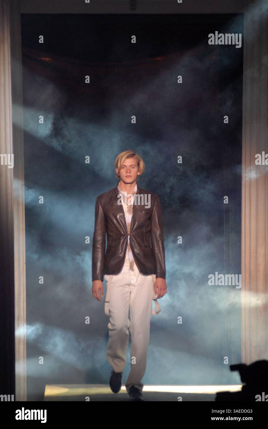 Oct 24, 2007 - Athènes, Grèce - des mannequins présentent des tenues de Under Rain par le créateur de mode Jon Varvatos pendant la semaine grecque de la mode au Zapeio Hall (crédit image : Polydoros Anastasselis/ZUMAPRESS.com) Banque D'Images