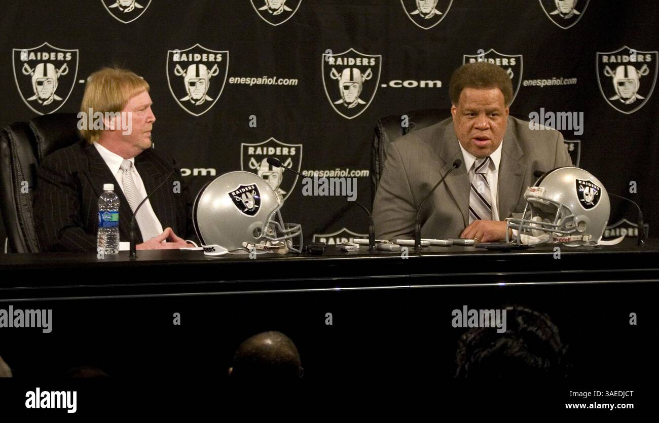 10 janvier 2012 - Oakland, CA, États-Unis - Mark Davis, propriétaire des Raiders d'Oakland, est parti, et le nouveau directeur général de l'équipe, Reggie McKenzie, répondent aux questions des médias, le mardi 10 janvier 2012 à Alameda, Californie. McKenzie avait déjà congédié l'entraîneur-chef des Raiders, Hue Jackson. (Crédit image : © D. Ross Cameron/Contra Costa Times/MCT/ZUMAPRESS.com) Banque D'Images