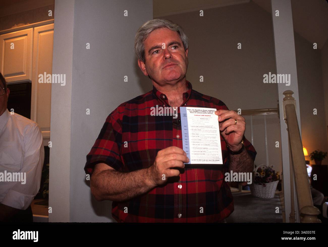 16 novembre 2011 - Atlanta, Géorgie, États-Unis - photo - NEWT GINGRICH fait campagne pour le congrès dans la résidence d'un supporter, tenant son 'Contrat avec l'Amérique' 1994. (Crédit image : © Robin Nelson/ZUMAPRESS.com) Banque D'Images