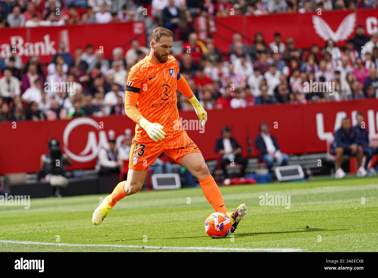 Jan Oblak (gardien de l'Atletico de Madrid) avec le ballon lors du match de LaLiga entre Sevilla FC et Atletico de Madrid, à Sanchez Pizjuan le 6 avril, Banque D'Images