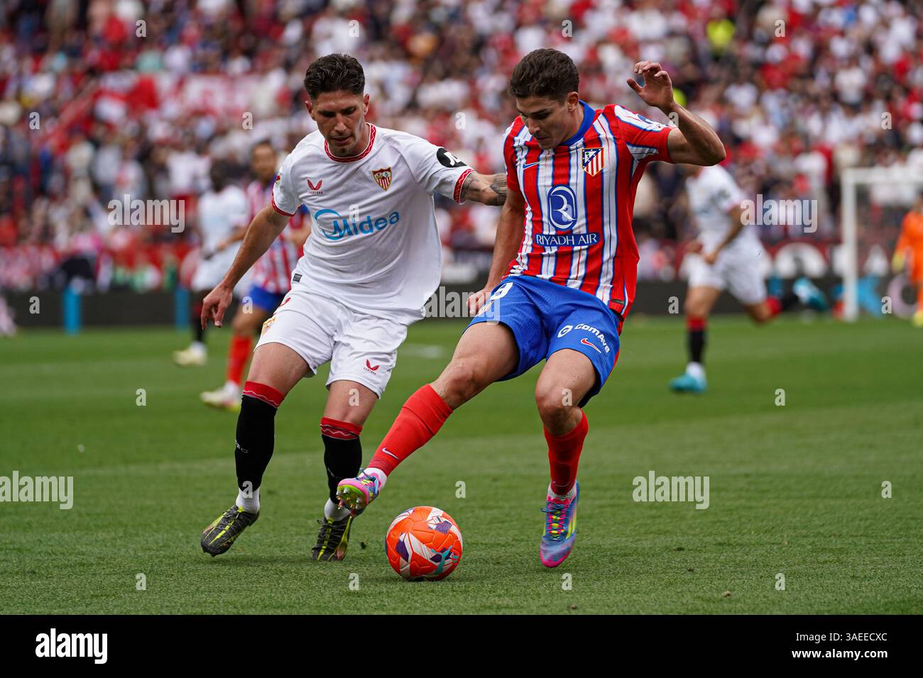 Julian Alvarez (Atletico de Madrid) dribble lors du match de LaLiga entre Sevilla FC et Atletico de Madrid, à Sanchez Pizjuan le 6 avril 2025 à Sevi Banque D'Images