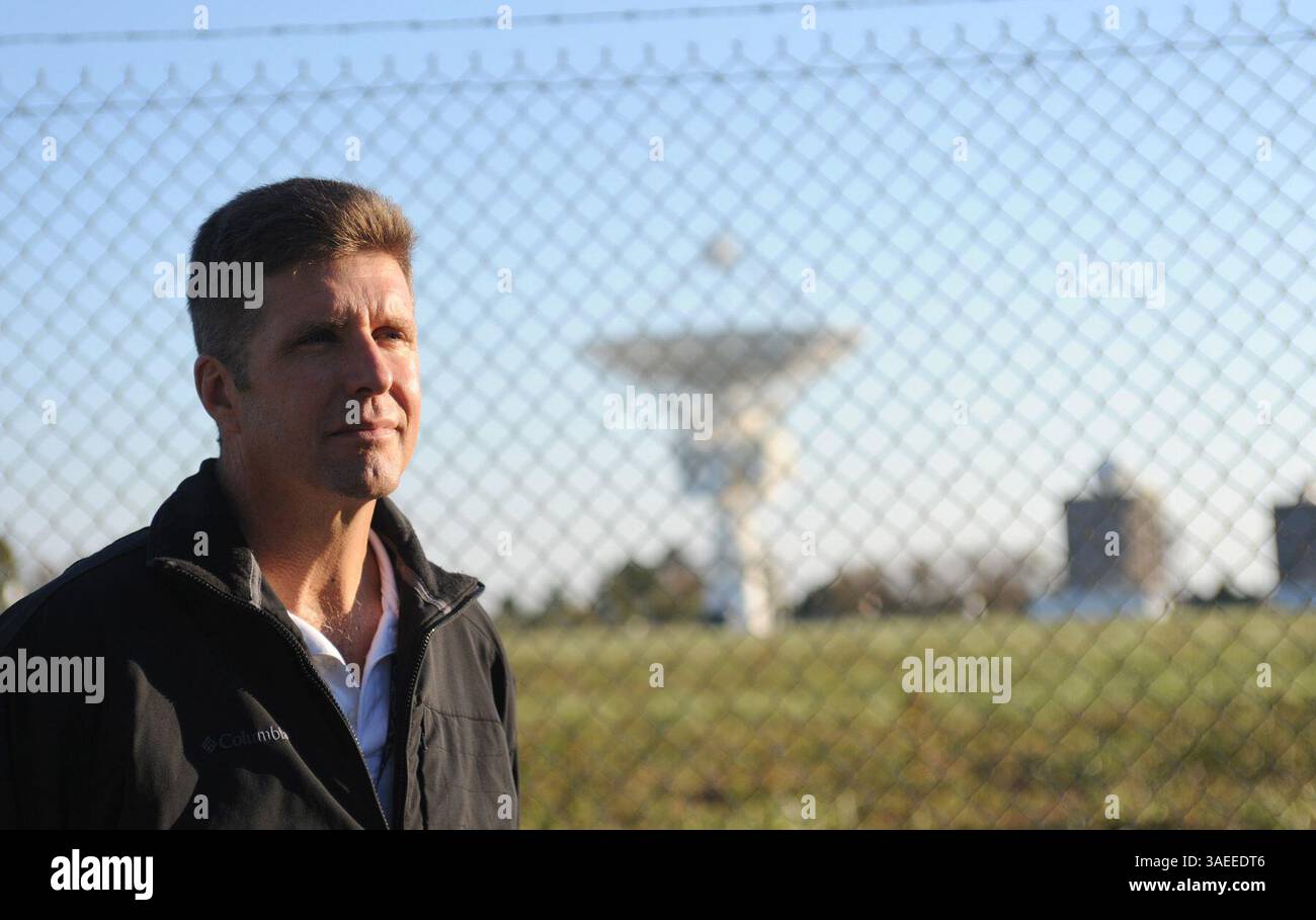 1er novembre 2011 - Patuxent River, MD, États-Unis - Christopher Jarboe, du bureau de développement durable NAVAIR Ranges pour les champs d'essai de l'Atlantique, se tient près d'un réseau d'antennes à la base aérienne navale de Patuxent River, le 1er novembre 2011. Le développement d'éoliennes dans la région des champs d'essai des aéronefs de l'Atlantique suscite des préoccupations. Les turbines peuvent causer des interférences avec les tests et l'imagerie radar. (Crédit image : © Barbara Haddock Taylor/Baltimore Sun/MCT/ZUMAPRESS.com) Banque D'Images