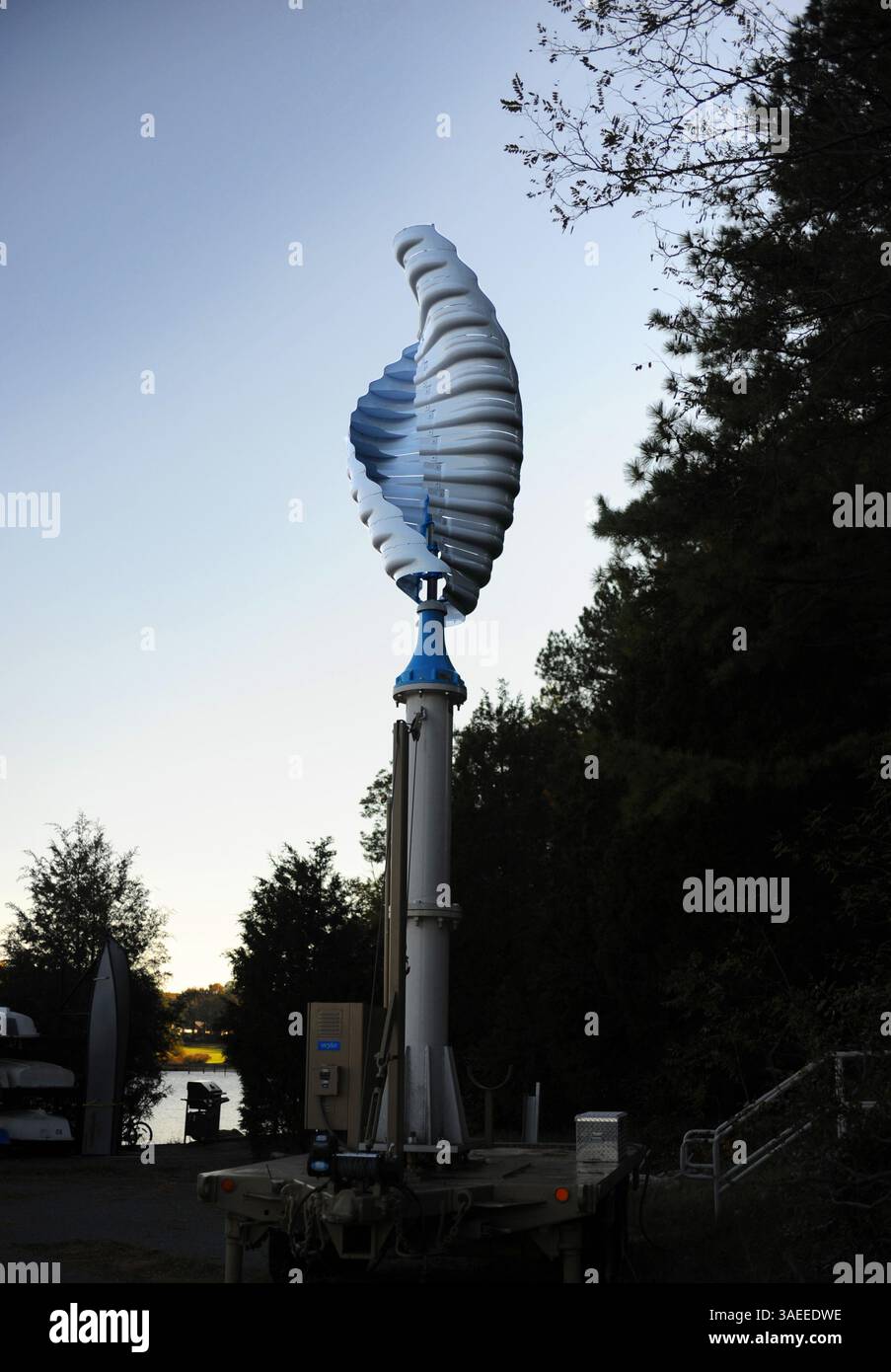 1er novembre 2011 - Patuxent River, MD, États-Unis - Une éolienne à accès vertical est installée sur une plate-forme mobile à la base aérienne navale de Patuxent River, où elle peut être testée à différents endroits, le 1er novembre 2011. Le développement d'éoliennes dans la région des champs d'essai des aéronefs de l'Atlantique suscite des préoccupations. Les turbines peuvent causer des interférences avec les tests et l'imagerie radar. (Crédit image : © Barbara Haddock Taylor/Baltimore Sun/MCT/ZUMAPRESS.com) Banque D'Images