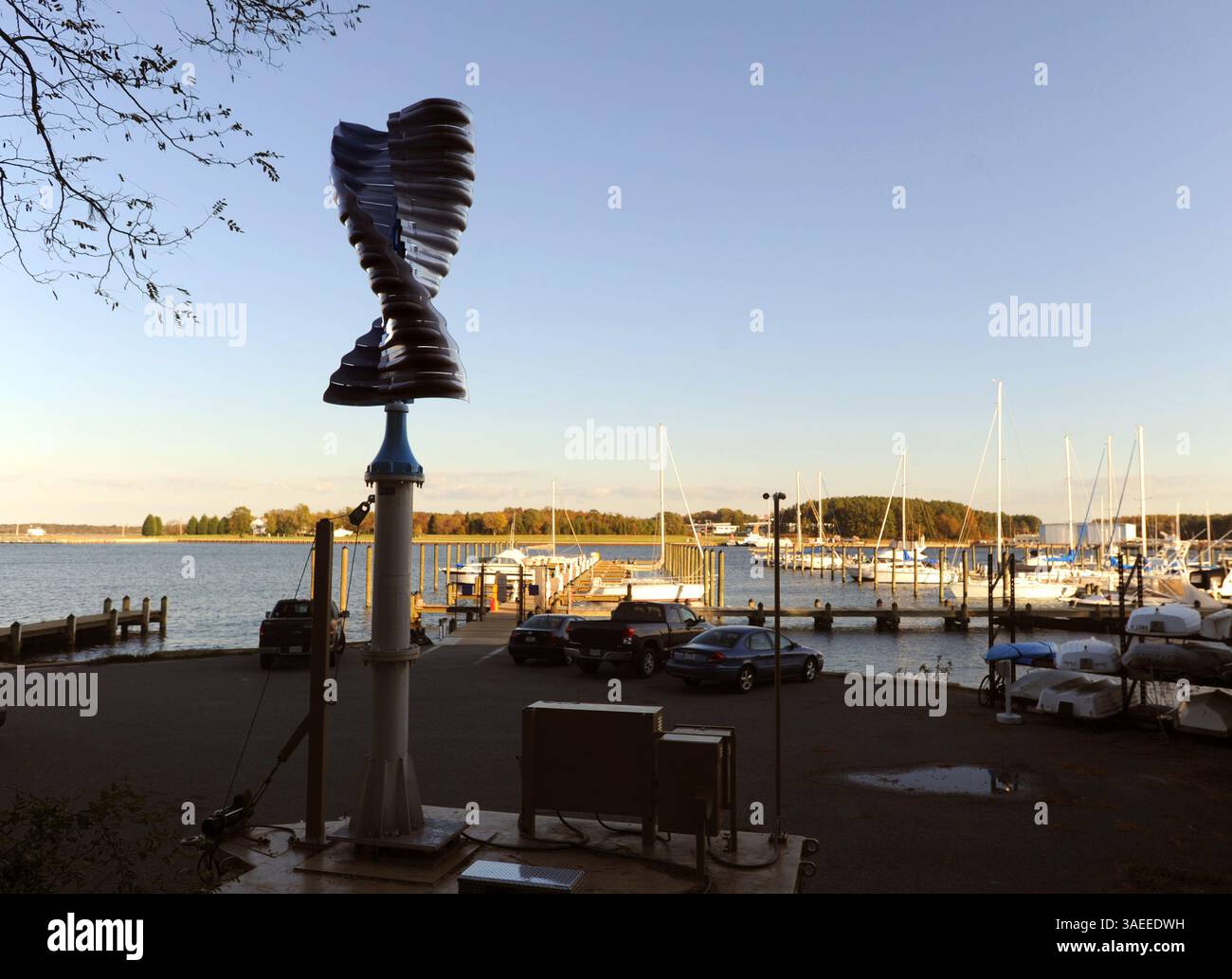 1er novembre 2011 - Patuxent River, MD, États-Unis - Une éolienne à accès vertical, à gauche, se trouve sur une plate-forme mobile à la base aérienne navale de Patuxent River, où elle peut être testée à différents endroits, 1er novembre 2011. Le développement d'éoliennes dans la région des champs d'essai des aéronefs de l'Atlantique suscite des préoccupations. Les turbines peuvent causer des interférences avec les tests et l'imagerie radar. (Crédit image : © Barbara Haddock Taylor/Baltimore Sun/MCT/ZUMAPRESS.com) Banque D'Images