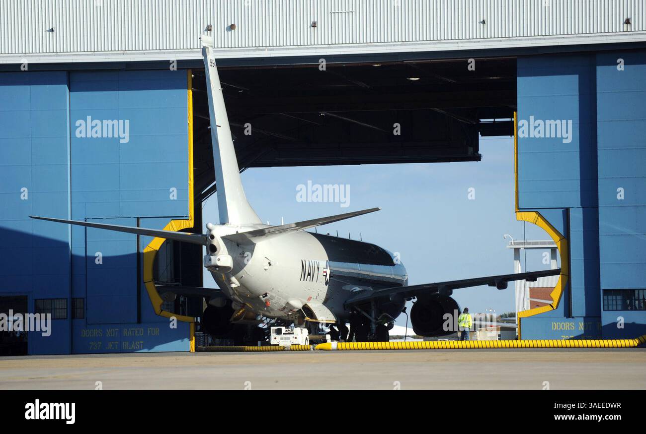 1er novembre 2011 - Patuxent River, MD, États-Unis - Un avion P-8 Poséidon travaille dans un hangar de la base aérienne navale de Patuxent River. Le développement d'éoliennes dans la région des champs d'essai des aéronefs de l'Atlantique suscite des préoccupations. Les turbines peuvent causer des interférences avec les tests et l'imagerie radar. (Crédit image : © Barbara Haddock Taylor/Baltimore Sun/MCT/ZUMAPRESS.com) Banque D'Images