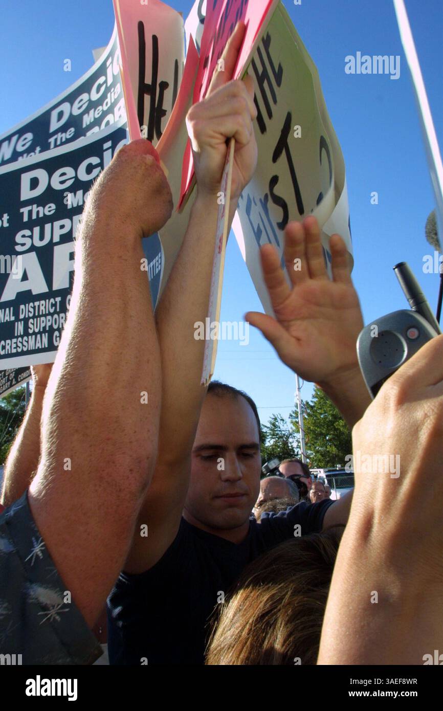 06 août 2001 ; Turlock, CA, États-Unis ; Eric Vance s'est faufilé dans un rassemblement de soutien à Gary Condit sur la propriété Assyrian American Civic Club à Turlock, en Californie. Les partisans de Condit ont tenté de protéger les médias et les participants de sa pancarte qui dénonçait le député. . (Crédit image : Eric Slomanson/ZUMAPRESS.com) Banque D'Images