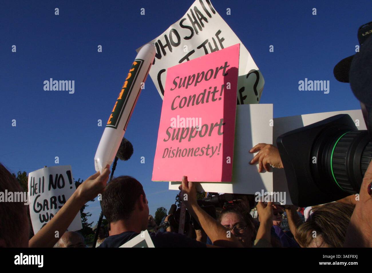 06 août 2001 ; Turlock, CA, États-Unis ; Eric Vance s'est faufilé dans un rassemblement de soutien à Gary Condit sur la propriété Assyrian American Civic Club à Turlock, en Californie. Les partisans de Condit ont tenté de protéger les médias et les participants de sa pancarte qui dénonçait le député. (Crédit image : Eric Slomanson/ZUMAPRESS.com) Banque D'Images