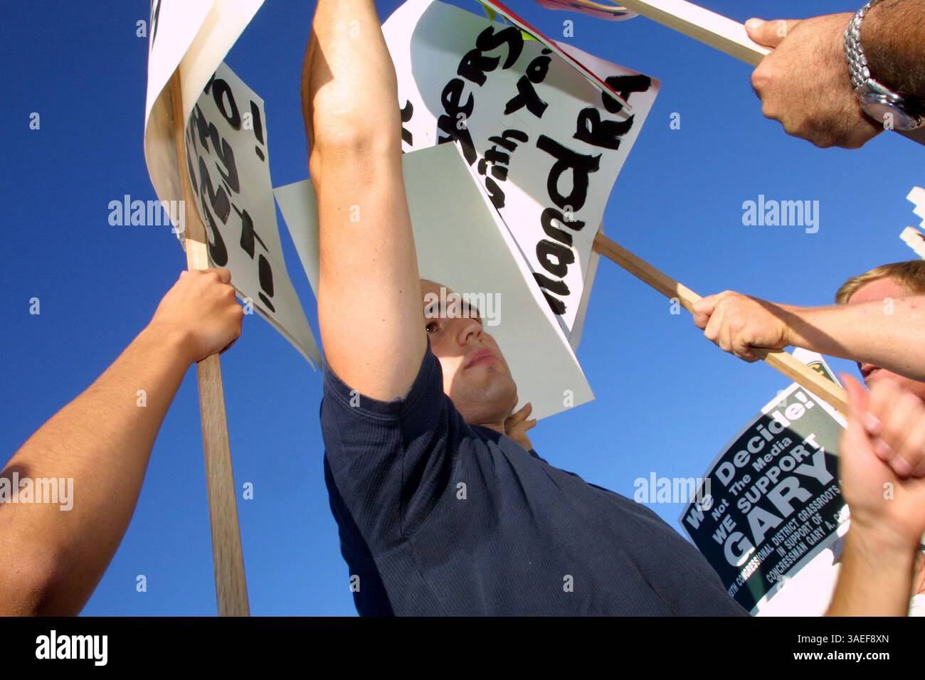 06 août 2001 ; Turlock, CA, États-Unis ; Eric Vance s'est faufilé dans un rassemblement de soutien à Gary Condit sur la propriété Assyrian American Civic Club à Turlock, en Californie. Les partisans de Condit ont tenté de protéger les médias et les participants de sa pancarte qui dénonçait le député. . (Crédit image : Eric Slomanson/ZUMAPRESS.com) Banque D'Images