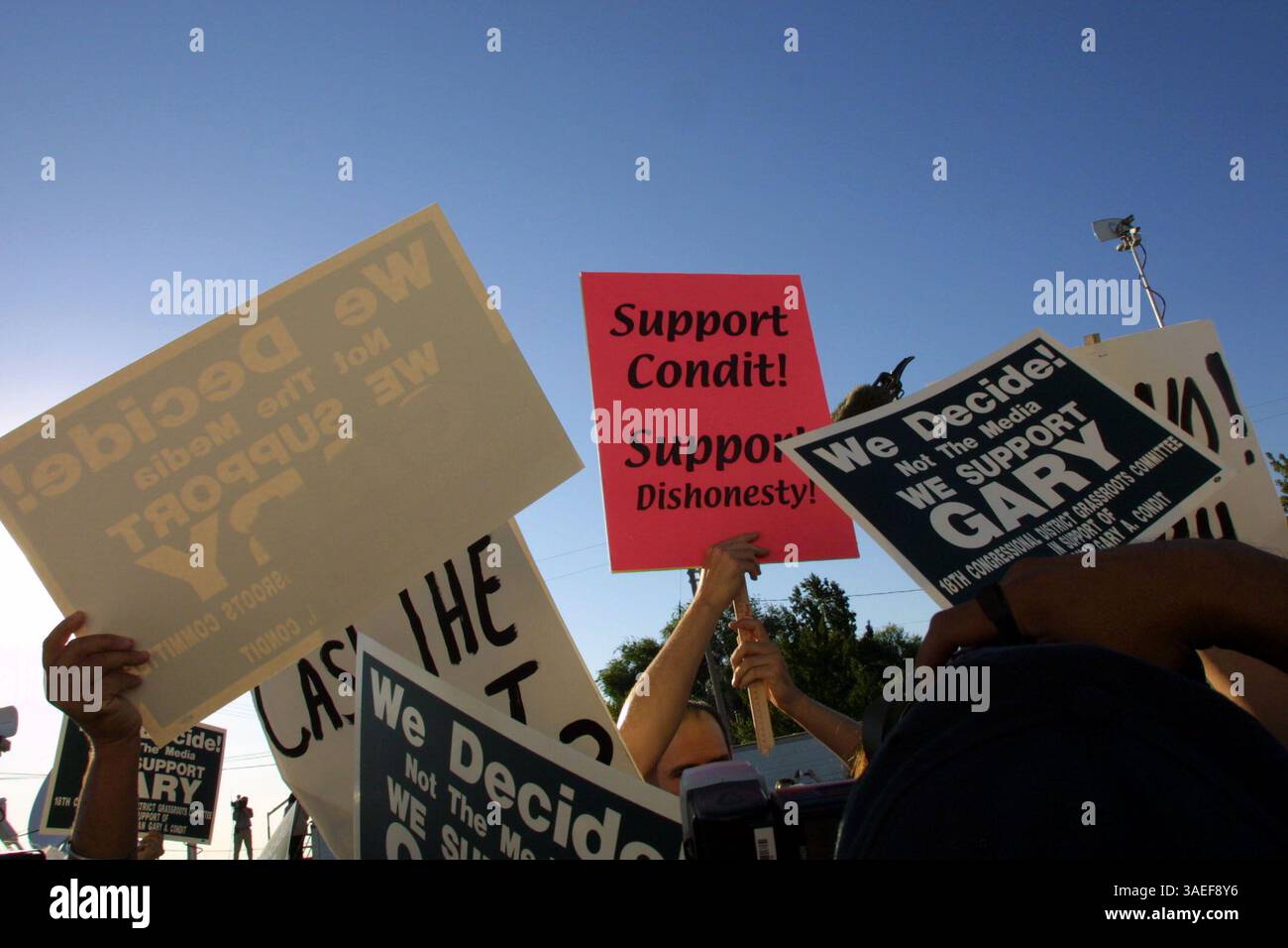 06 août 2001 ; Turlock, CA, États-Unis ; Eric Vance s'est faufilé dans un rassemblement de soutien à Gary Condit sur la propriété Assyrian American Civic Club à Turlock, en Californie. Les partisans de Condit ont tenté de protéger les médias et les participants de sa pancarte qui dénonçait le député. . (Crédit image : Eric Slomanson/ZUMAPRESS.com) Banque D'Images