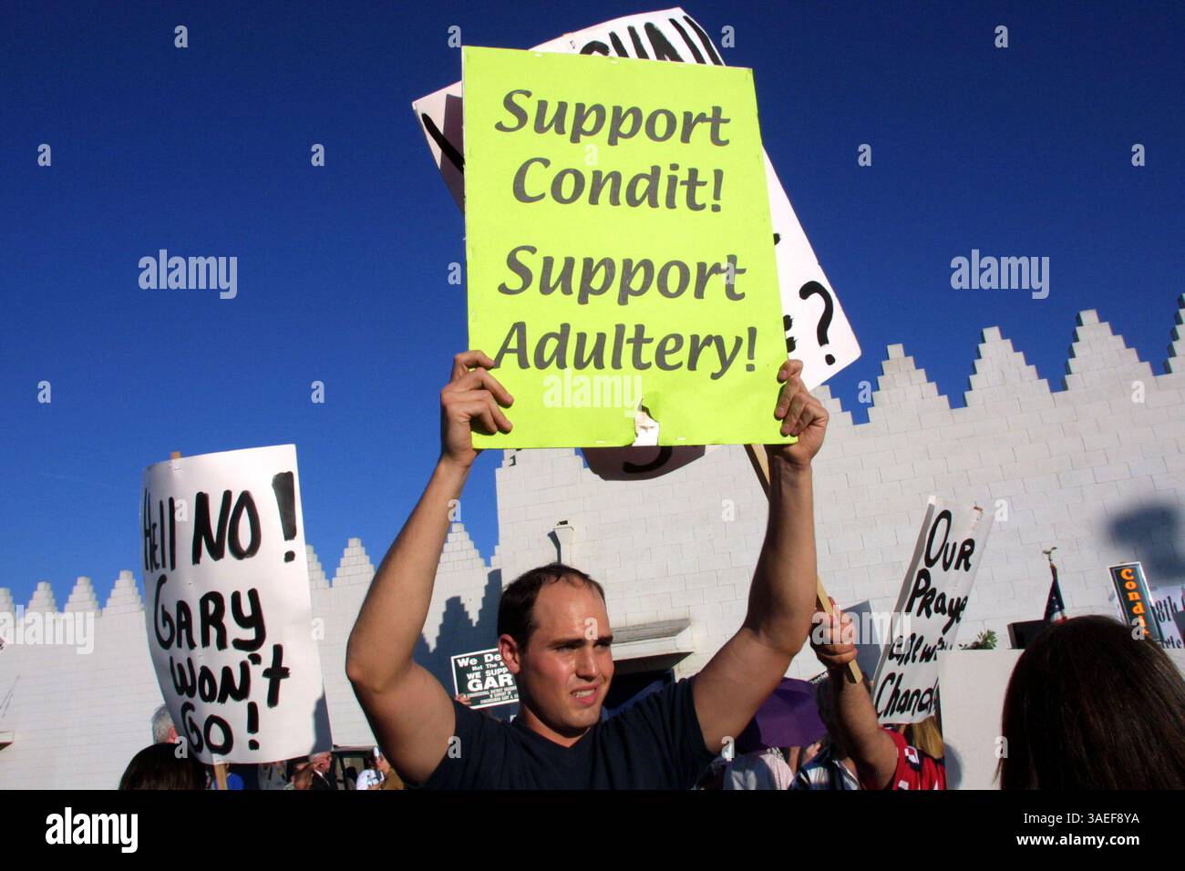06 août 2001 ; Turlock, CA, États-Unis ; Eric Vance s'est faufilé dans un rassemblement de soutien à Gary Condit sur la propriété Assyrian American Civic Club à Turlock, en Californie. . (Crédit image : Eric Slomanson/ZUMAPRESS.com) Banque D'Images