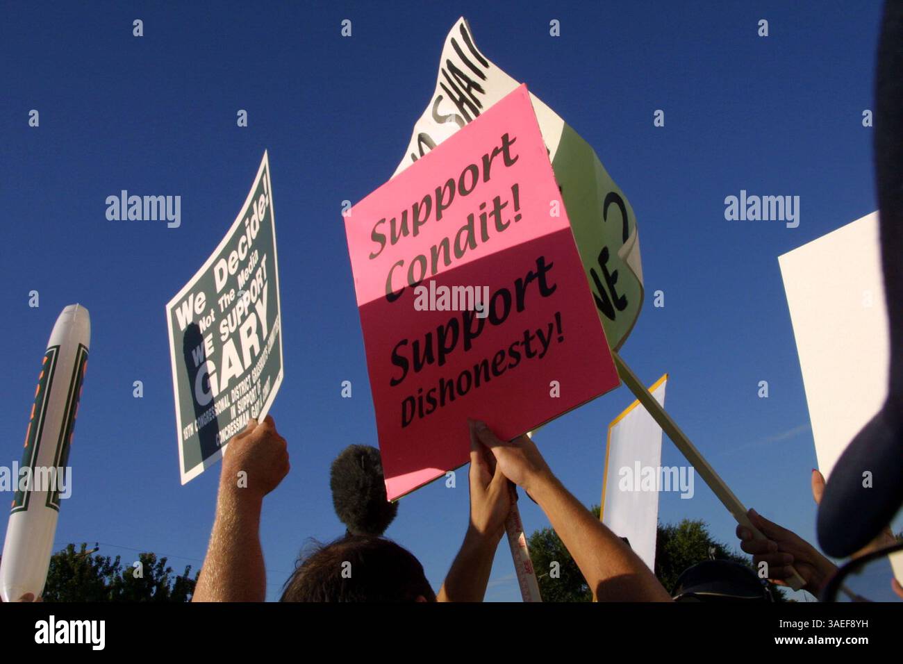 06 août 2001 ; Turlock, CA, États-Unis ; Eric Vance s'est faufilé dans un rassemblement de soutien à Gary Condit sur la propriété Assyrian American Civic Club à Turlock, en Californie. Les partisans de Condit ont tenté de protéger les médias et les participants de sa pancarte qui dénonçait le député. (Crédit image : Eric Slomanson/ZUMAPRESS.com) Banque D'Images