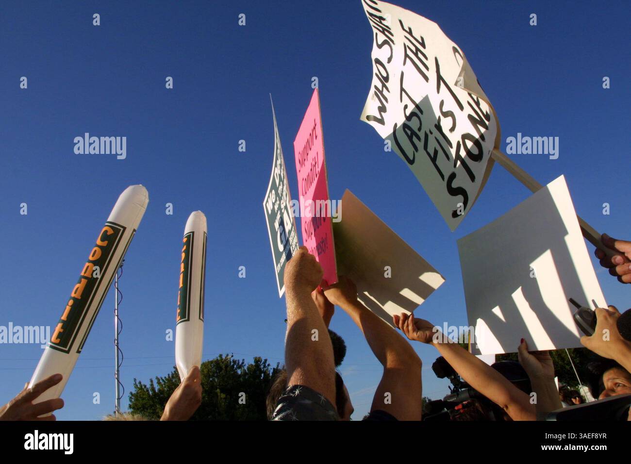 06 août 2001 ; Turlock, CA, États-Unis ; Eric Vance s'est faufilé dans un rassemblement de soutien à Gary Condit sur la propriété Assyrian American Civic Club à Turlock, en Californie. Les partisans de Condit ont tenté de protéger les médias et les participants de sa pancarte qui dénonçait le député. (Crédit image : Eric Slomanson/ZUMAPRESS.com) Banque D'Images