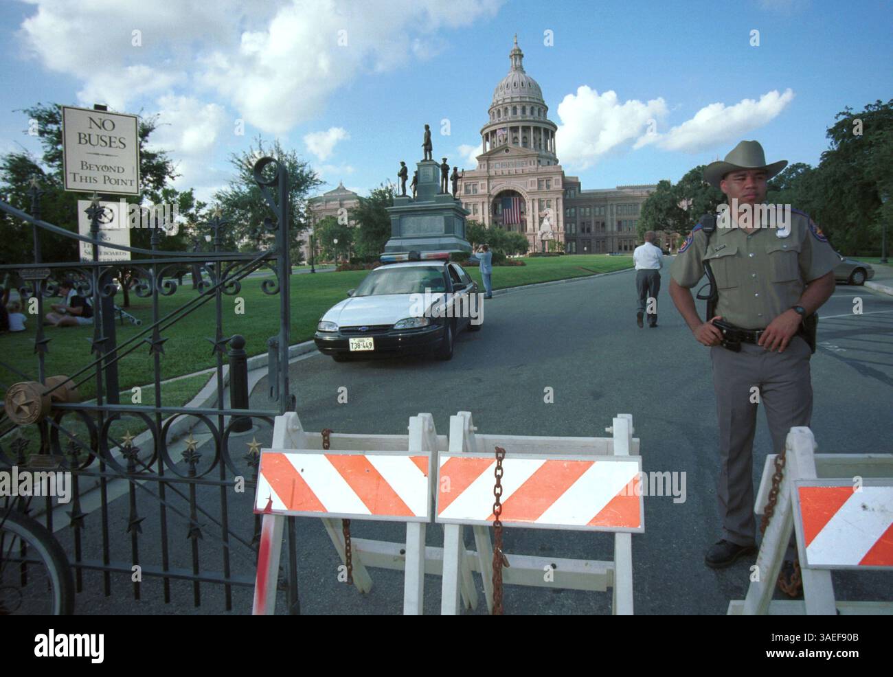20 septembre 2001 ; Austin, TX, États-Unis ; le Capitole du Texas reste sous sécurité renforcée. Ici, un soldat du Texas Department of public Safety se tient gaurd au-dessus de l'une des entrées bloquées du terrain. (Crédit image : Peter Silva/ZUMAPRESS.com) Banque D'Images