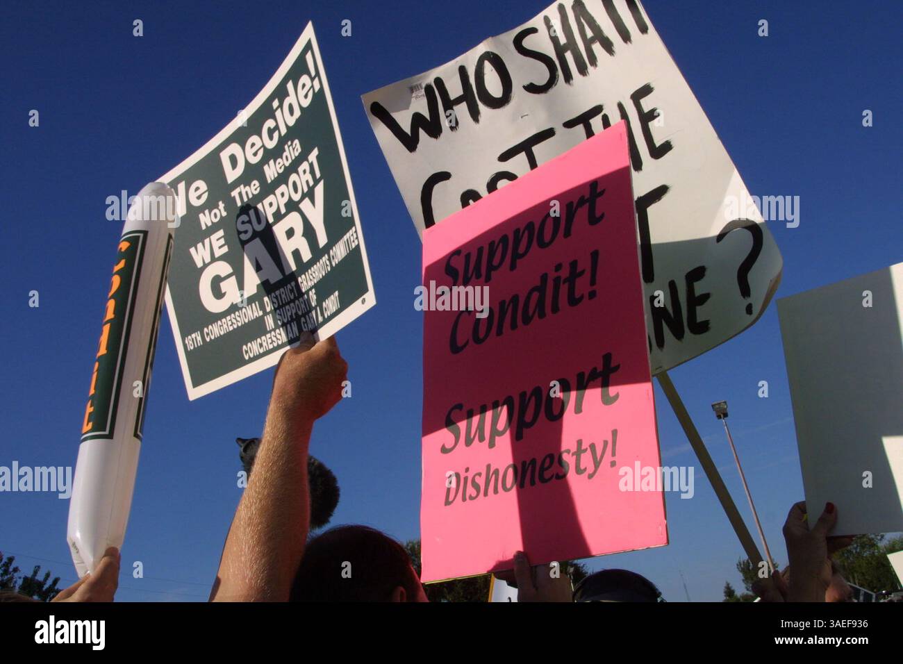 06 août 2001 ; Turlock, CA, États-Unis ; Eric Vance s'est faufilé dans un rassemblement de soutien à Gary Condit sur la propriété Assyrian American Civic Club à Turlock, en Californie. Les partisans de Condit ont tenté de protéger les médias et les participants de sa pancarte qui dénonçait le député. (Crédit image : Eric Slomanson/ZUMAPRESS.com) Banque D'Images