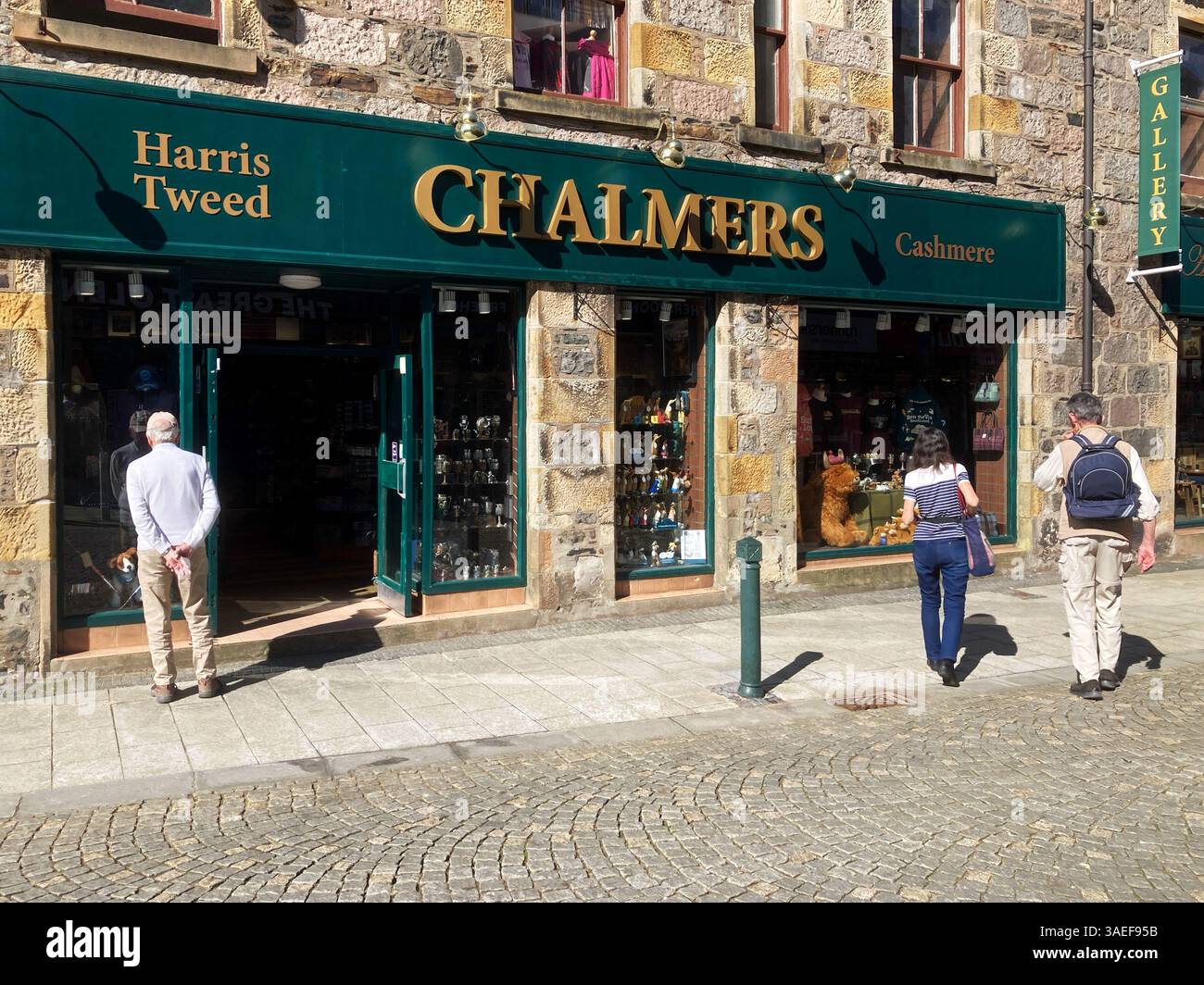 Chalmers Harris Tweed and Cashmere, High Street, Fort William Scotland - Image de stock capturée avec un smartphone