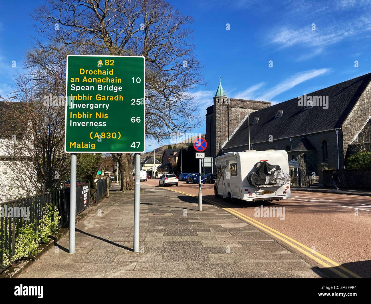 Camping-car se dirigeant vers le nord sur l'A82 à travers Fort William, en Écosse - Image de stock capturée avec un smartphone Camping-car se dirigeant vers le nord sur l'A82 à travers Fort William, en Écosse - Image de stock capturée avec un smartphone