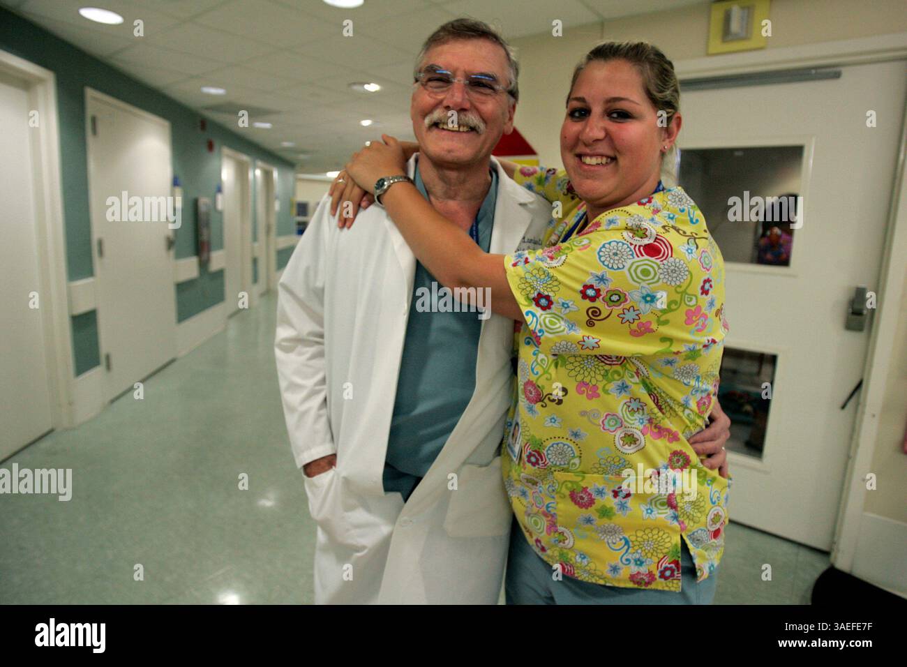 6 juin 2008, San Diego, California Dr JOHN Lamberti, chirurgien cardiaque à l'hôpital pour enfants Rady, est parti avec son ancienne patiente et maintenant assistante aux soins RACHEL GOFF. Elle étudie pour devenir infirmière et suit une partie de sa formation au Rady Children's Hospital de San Diego.  (image de crédit : San Diego Union-Tribune/ZUMAPRESS.com) Banque D'Images
