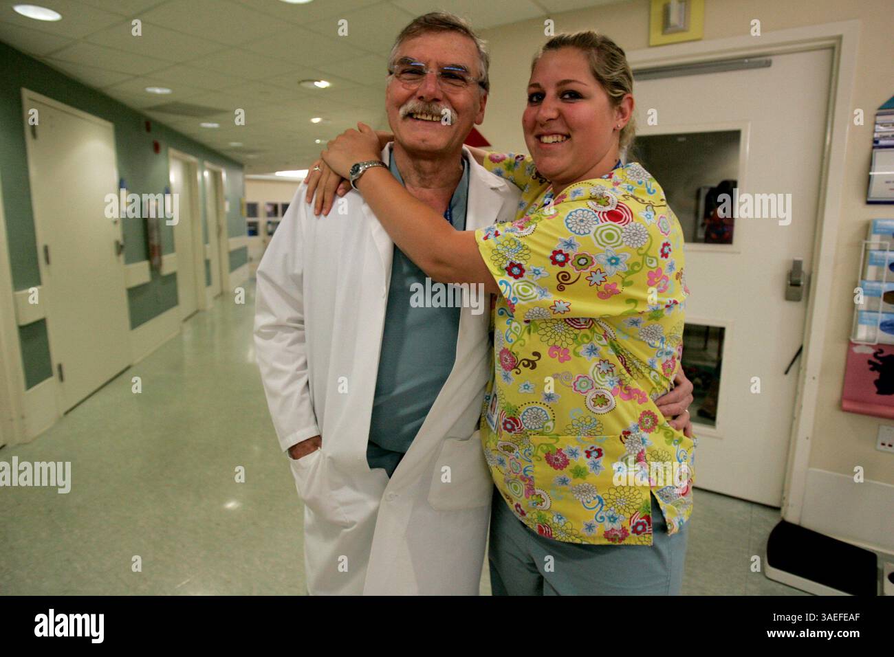 6 juin 2008, San Diego, California Dr JOHN Lamberti, chirurgien cardiaque à l'hôpital pour enfants Rady, est parti avec son ancienne patiente et maintenant assistante aux soins RACHEL GOFF. Elle étudie pour devenir infirmière et suit une partie de sa formation au Rady Children's Hospital de San Diego.  (image de crédit : San Diego Union-Tribune/ZUMAPRESS.com) Banque D'Images