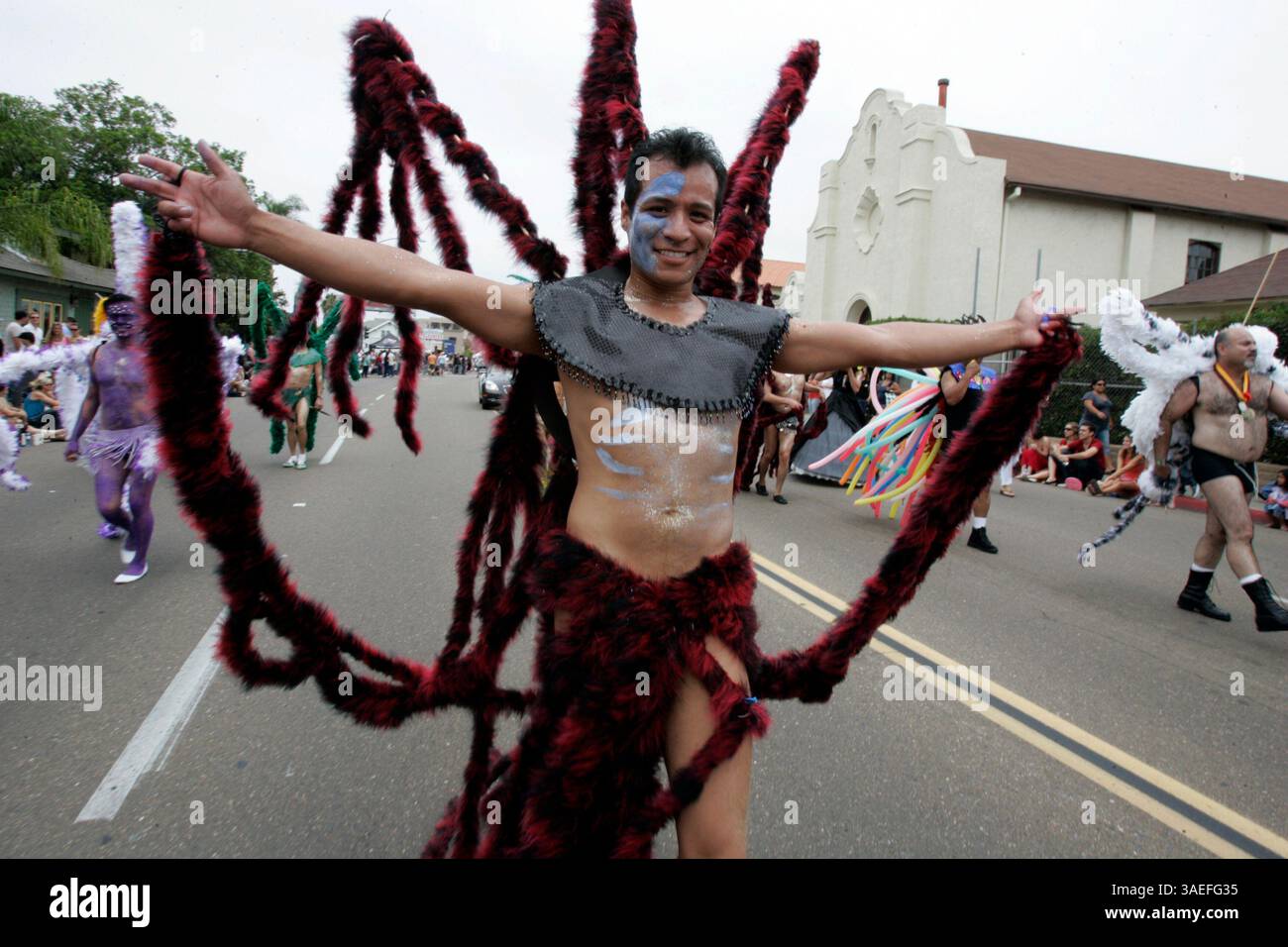 19 juillet 2008, San Diego, Californie Un COSTUMÉ ANDREW DOUGLAS descend la Sixth Avenue, près d'Evans place lors de la 34e San Diego Pride Parade à San Diego samedi. ''Live..Love.BE'' a été choisi comme thème pour la 34e célébration annuelle de la San Diego LGBT Pride en 2008. C’est la sixième fois en 26 ans que la San Diego Pride adopte un slogan mondial présenté chaque année par InterPride.   (Image crédit : San Diego Union-Tribune/ZUMAPRESS.com) Banque D'Images