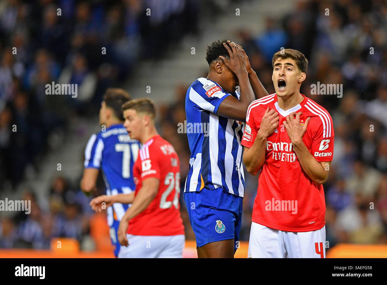 Porto, Portugal. 06 avril 2025. Dragao Stadium, Primeira Liga 2024/2025, FC Porto versus SL Benfica ; Samuel Omorodion du FC Porto réagit lors d'un match entre FC Porto et SL Benfica pour la Primeira Liga 2024/2025 au Dragao Stadium de Porto le 6 avril 2025. Photo : Daniel Castro/DiaEsportivo/Alamy Live News crédit : DiaEsportivo/Alamy Live News Banque D'Images