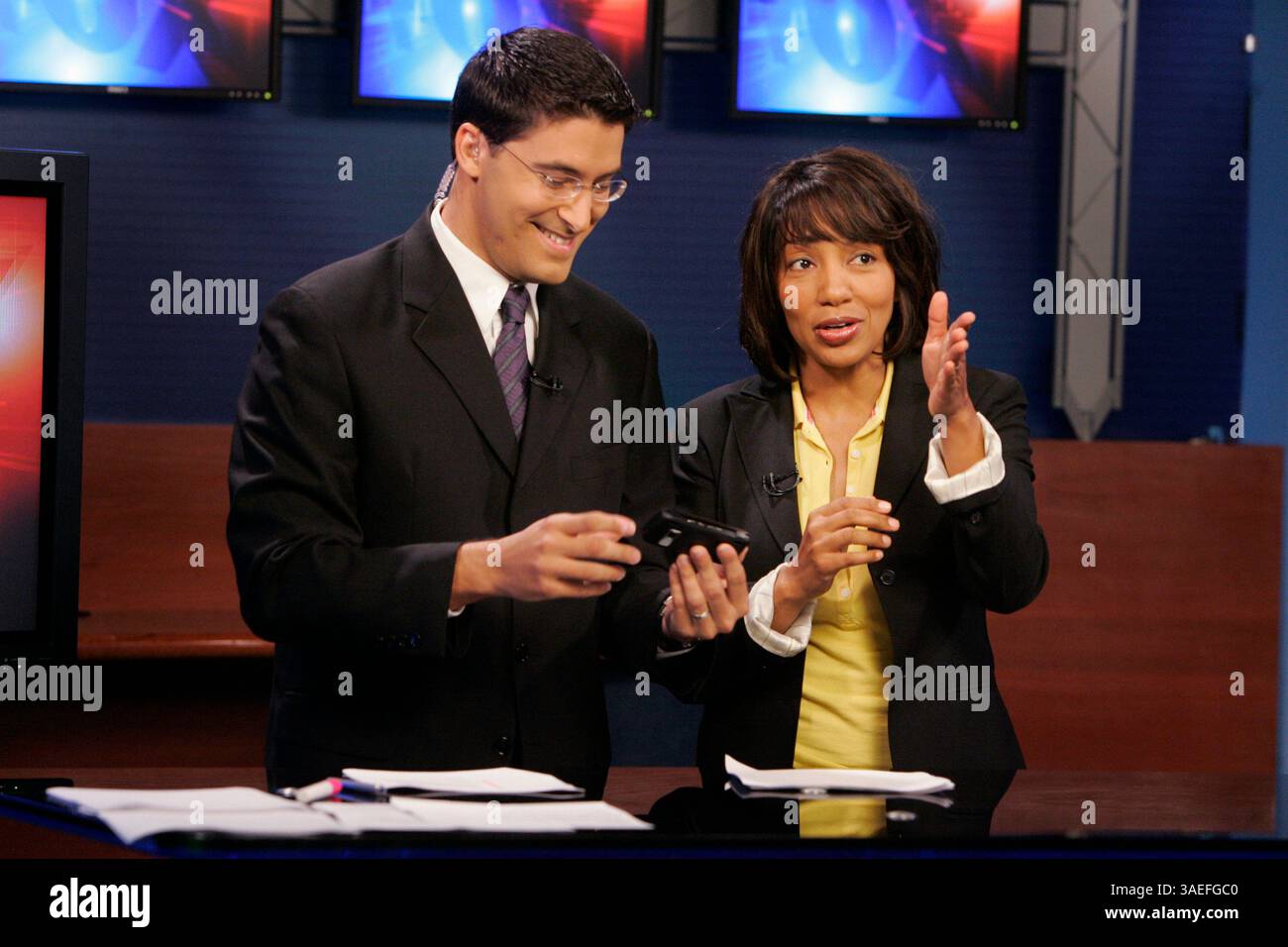 29 juillet 2008,-San Diego, CA, les ancres de la nouvelle émission de nouvelles KSWB qui fera ses débuts le vendredi 1er août. Arthel NEVILLE est la femme afro-américaine. RAOUL MARTINEZ est le seul gars, et CHRISSY RUSSO est la météorologiste italienne avec la chemise brune sur (crédit image : San Diego Union-Tribune/ZUMAPRESS.com) Banque D'Images