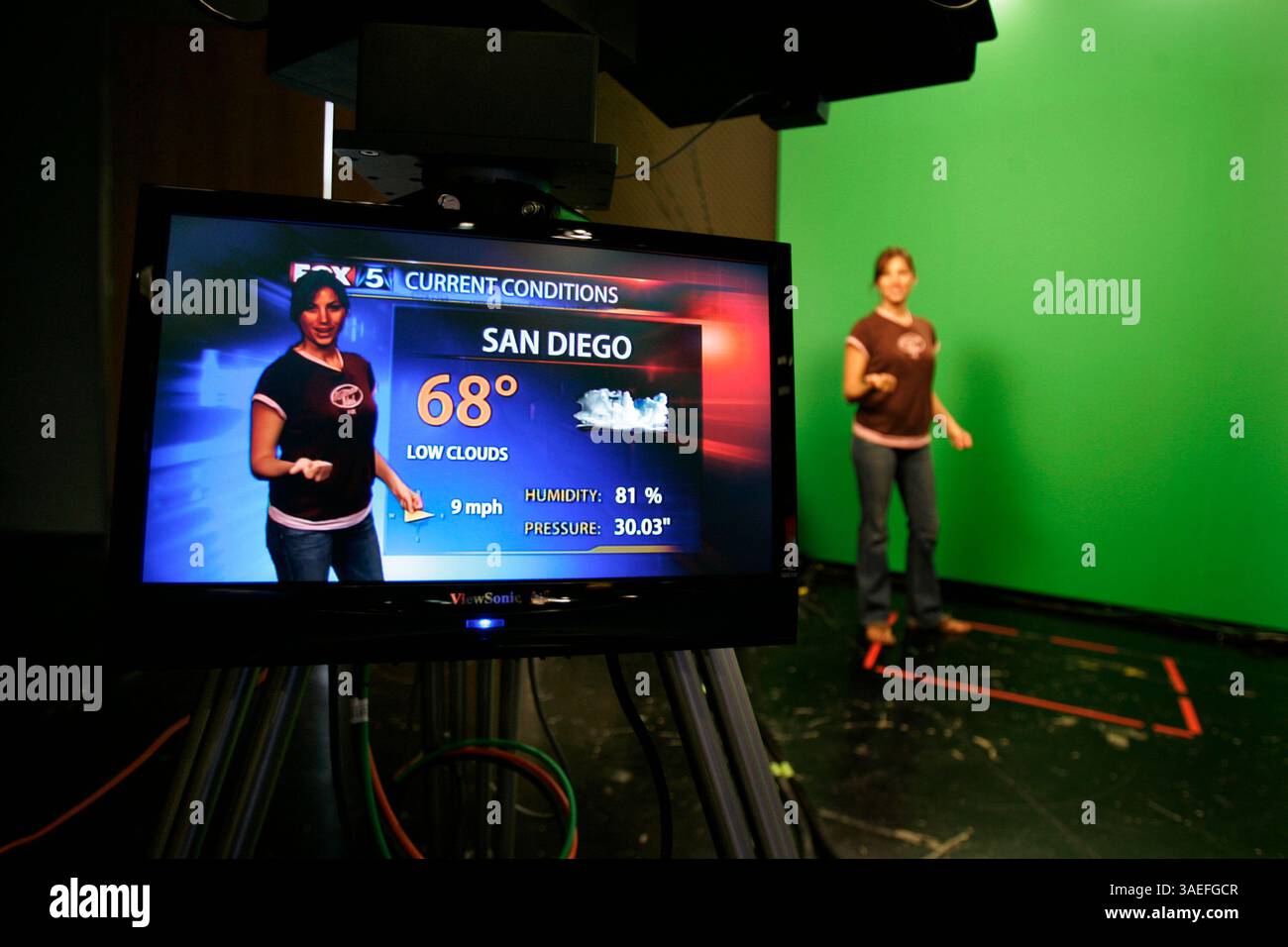 29 juillet 2008,-San Diego, CA, les ancres de la nouvelle émission de nouvelles KSWB qui fera ses débuts le vendredi 1er août. Arthel NEVILLE est la femme afro-américaine. RAOUL MARTINEZ est le seul gars, et CHRISSY RUSSO est la météorologiste italienne avec la chemise marron. Un moniteur montre RUSSO faire la météo (crédit image : San Diego Union-Tribune/ZUMAPRESS.com) Banque D'Images
