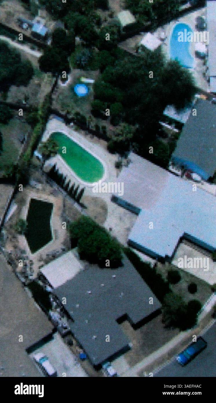 9 août 2008  San Diego, CA County of San Diego Department of Environmental Health/Community Health Division les travailleurs du programme de lutte antivectorielle survolent et photographient des « piscines vertes » pour ajouter des moustiques afin d'empêcher les zones de reproduction des moustiques. La photo aérienne montre un quartier Linda Vista avec une piscine entretenue (couleur bleue en haut à droite), une maison appartenant à une banque qui commence à développer des algues (couleur vert clair, au centre) et une piscine remplie d'algues et de moustiques. (Crédit image : San Diego Union-Tribune/ZUMAPRESS.com) Banque D'Images