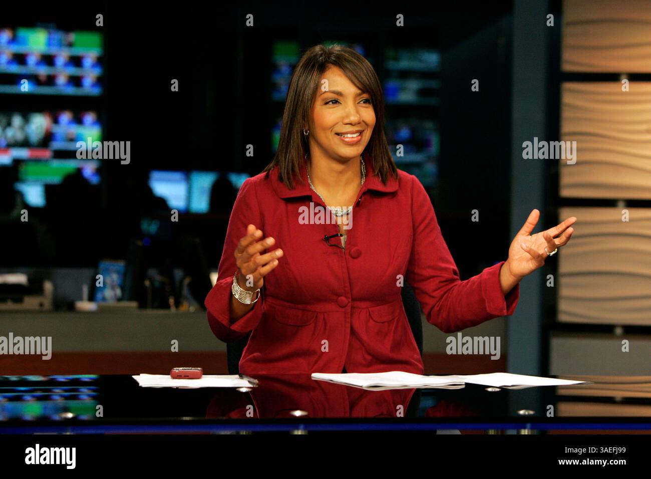 12 août 2008, San Diego,-KSWB Fox 5 spectacle matinal avec son Artel NEVILLE, CHRISSY RUSSO, et RAOUL MARTINEZ . Le spectacle est à l'antenne depuis moins d'un mois, et ils repassent progressivement leur format. Artel NEVILLE sur le plateau à la gare (crédit image : San Diego Union-Tribune/ZUMAPRESS.com) Banque D'Images