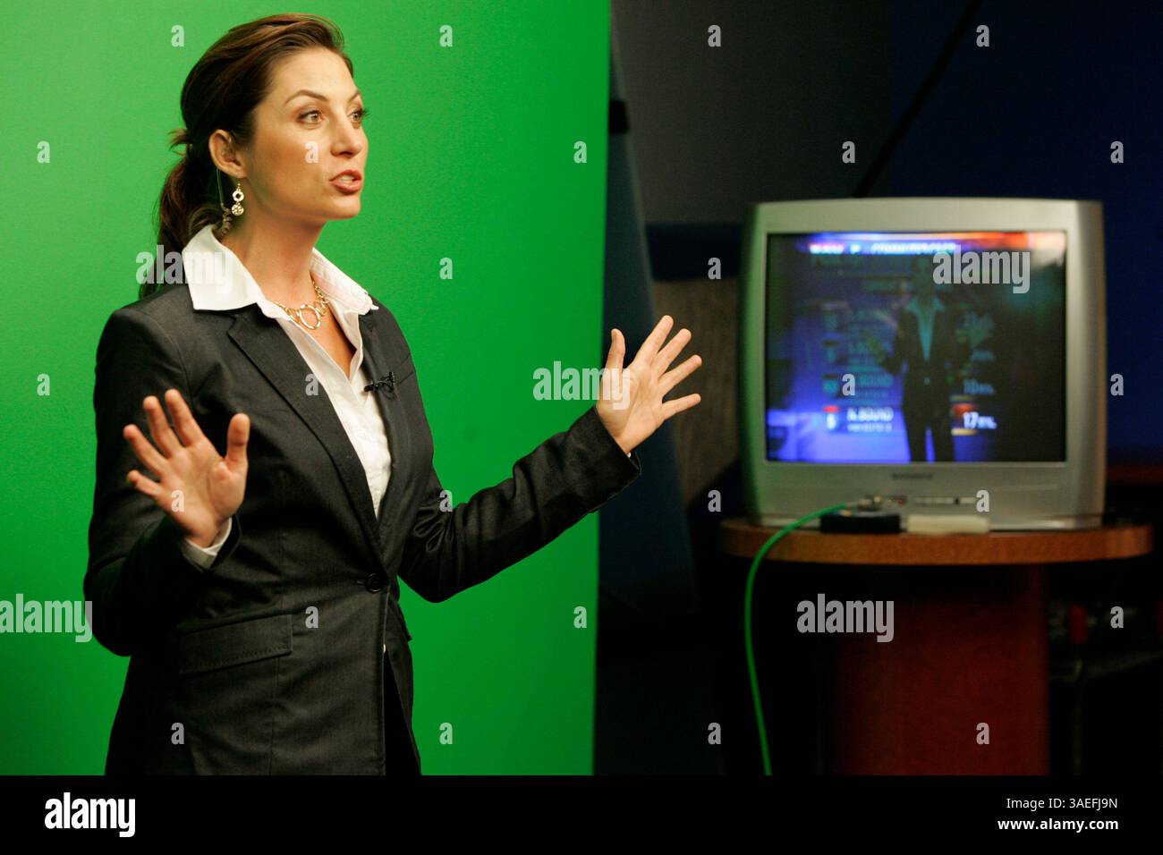 12 août 2008, San Diego,-KSWB Fox 5 spectacle matinal avec son Artel NEVILLE, CHRISSY RUSSO, et RAOUL MARTINEZ . Le spectacle est à l'antenne depuis moins d'un mois, et ils repassent progressivement leur format. CHRISSY RUSSO, journaliste de la circulation et de la météo, devant l'écran vert alors qu'elle fait la météo (crédit image : San Diego Union-Tribune/ZUMAPRESS.com) Banque D'Images