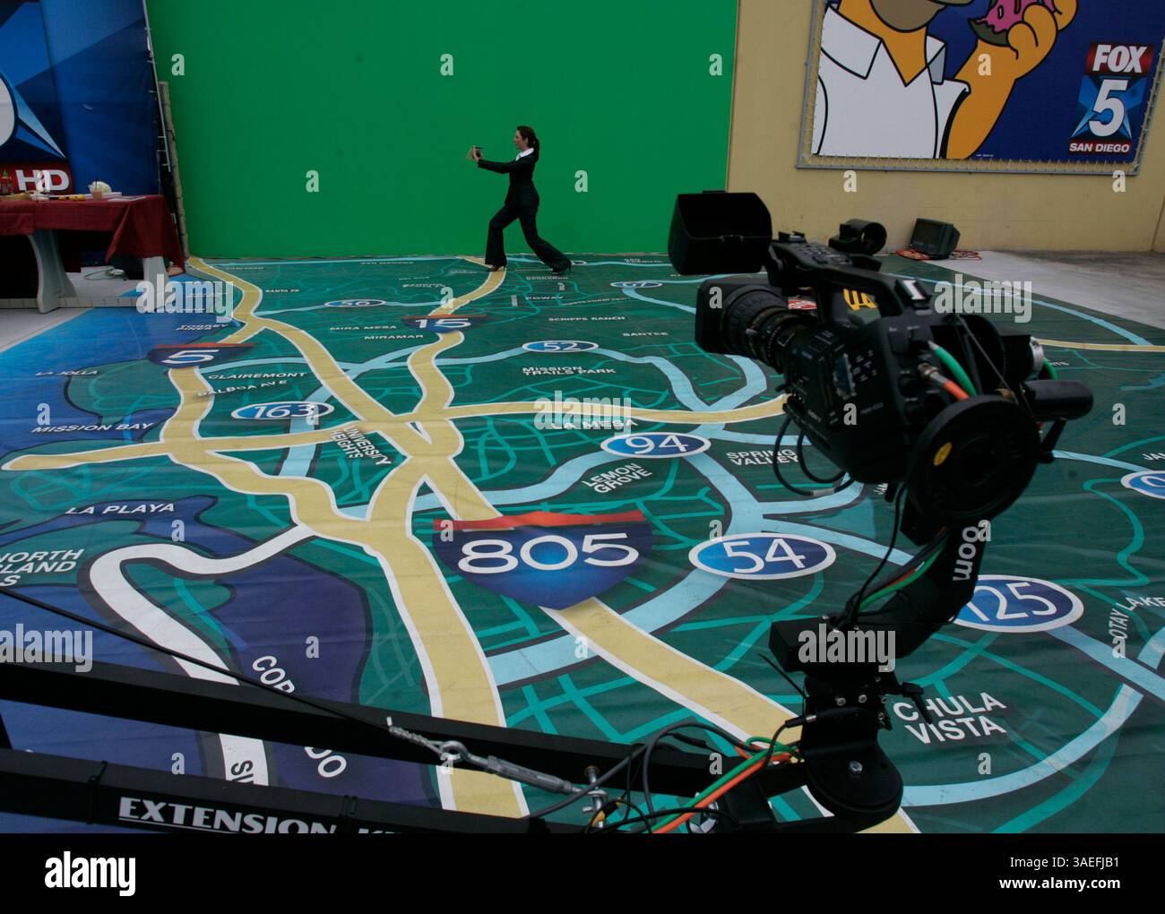 12 août 2008, San Diego,-KSWB Fox 5 spectacle matinal avec son Artel NEVILLE, CHRISSY RUSSO, et RAOUL MARTINEZ . Le spectacle est à l'antenne depuis moins d'un mois, et ils repassent progressivement leur format. CHRISSY RUSSO fait le temps et la circulation de derrière le studio sur leur ''Mega Map'' qui décrit les routes de la région (crédit image : San Diego Union-Tribune/ZUMAPRESS.com) Banque D'Images