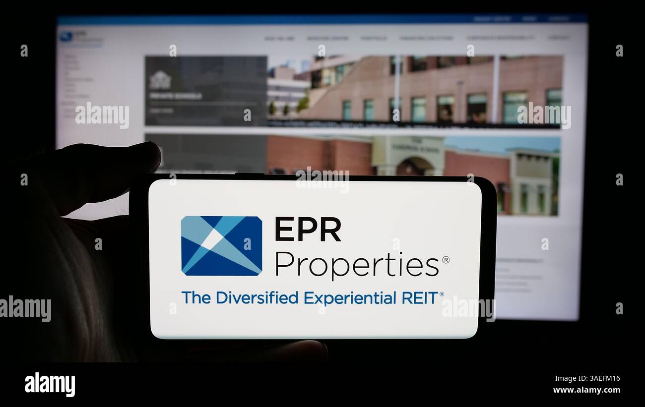 Allemagne. 7 novembre 2024. Dans cette illustration photo, une personne tient un téléphone portable avec le logo de la société immobilière américaine EPR Properties sur l'écran devant la page Web de l'entreprise. (Crédit image : © timon Schneider/SOPA images via ZUMA Press Wire) USAGE ÉDITORIAL SEULEMENT ! Non destiné à UN USAGE commercial ! Banque D'Images