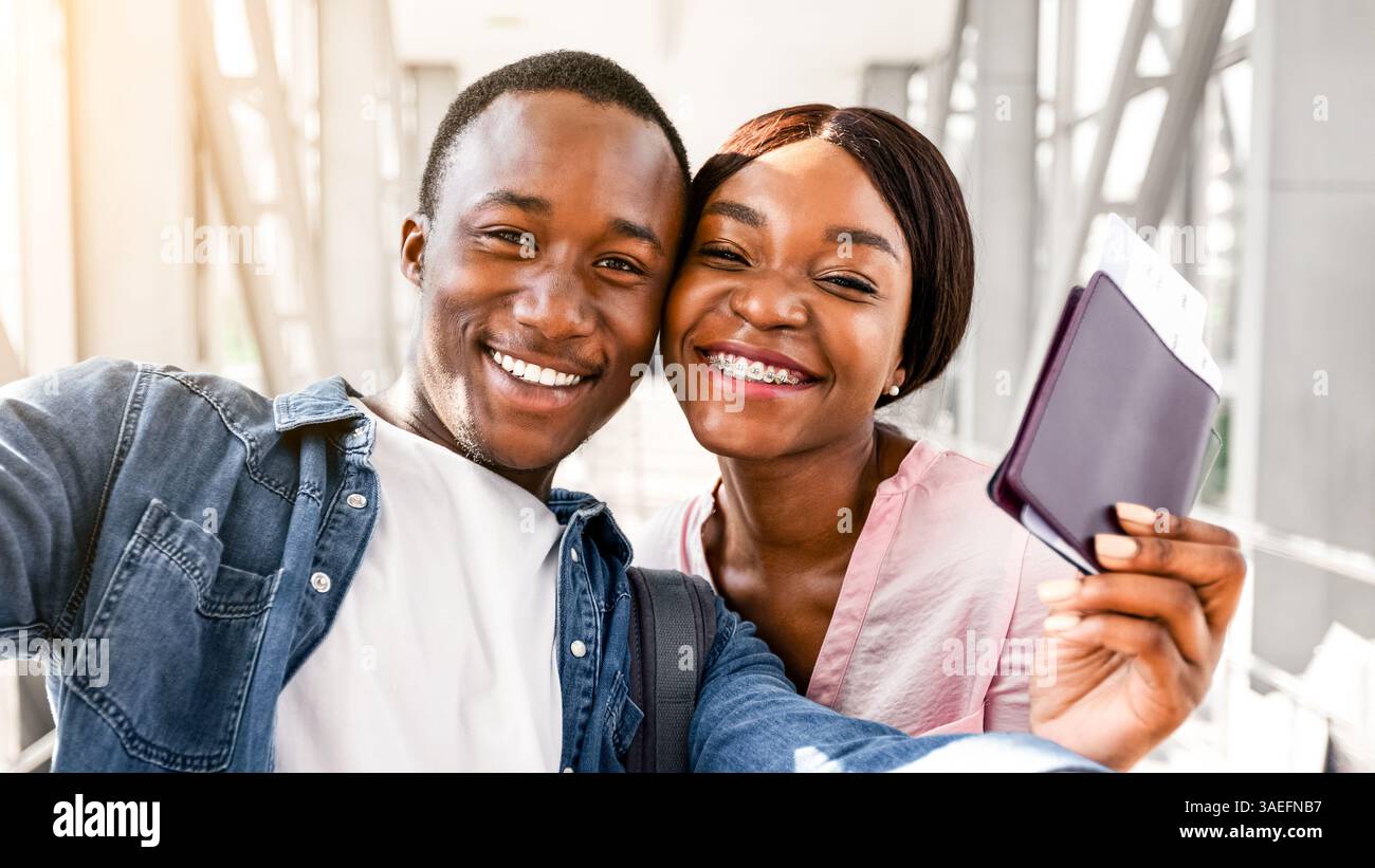 Portrait d'un jeune heureux couple noir prenant Selfie à l'aéroport Borne Banque D'Images