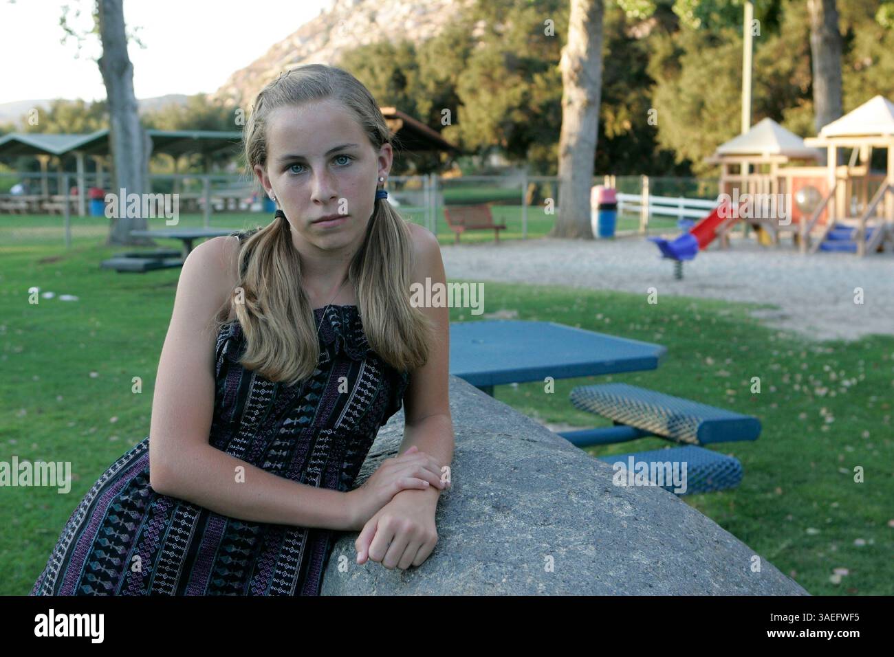 27 septembre 2010 - Ramona, Californie, États-Unis - CASSIDY BLANKENBAKER dans un parc près de chez elle. Cassidy est la petite-fille de Sharrel Blankenbaker qui l'a défendue et sauvée d'un kidnappeur potentiel. La grand-mère a confronté un homme armé qui tentait d'enlever sa petite-fille de 12 ans. Sharrel a réussi à libérer Cassidy, mais a été tué par balle dans l'altercation à Amarillo, Texas (crédit image : San Diego Union-Tribune/ZUMAPRESS.com) Banque D'Images