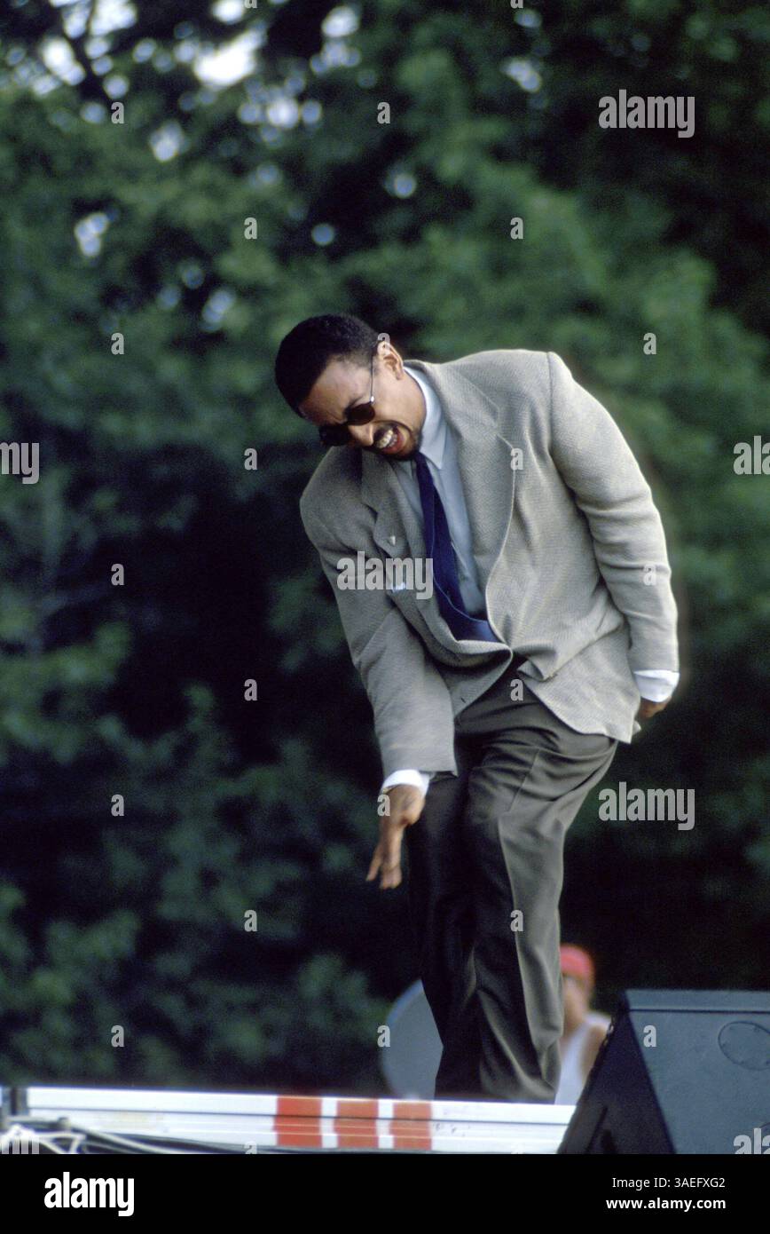 10 juillet 2000 ; New York, NY, États-Unis ; GREGORY HINES se produit devant une foule énorme sur la Great Lawn de Central Park à la fin de la marche de Stonewall pendant la semaine de la fierté gaie. (Crédit image : Rob Schoenbaum/ZUMAPRESS.com) Banque D'Images