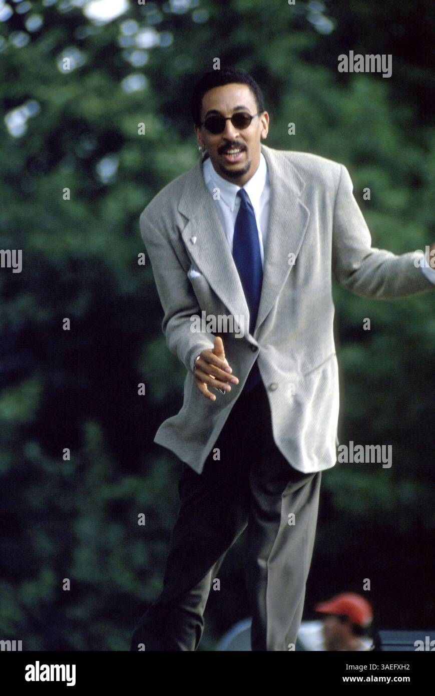 10 juillet 2000 ; New York, NY, États-Unis ; GREGORY HINES se produit devant une foule énorme sur la Great Lawn de Central Park à la fin de la marche de Stonewall pendant la semaine de la fierté gaie. (Crédit image : Rob Schoenbaum/ZUMAPRESS.com) Banque D'Images
