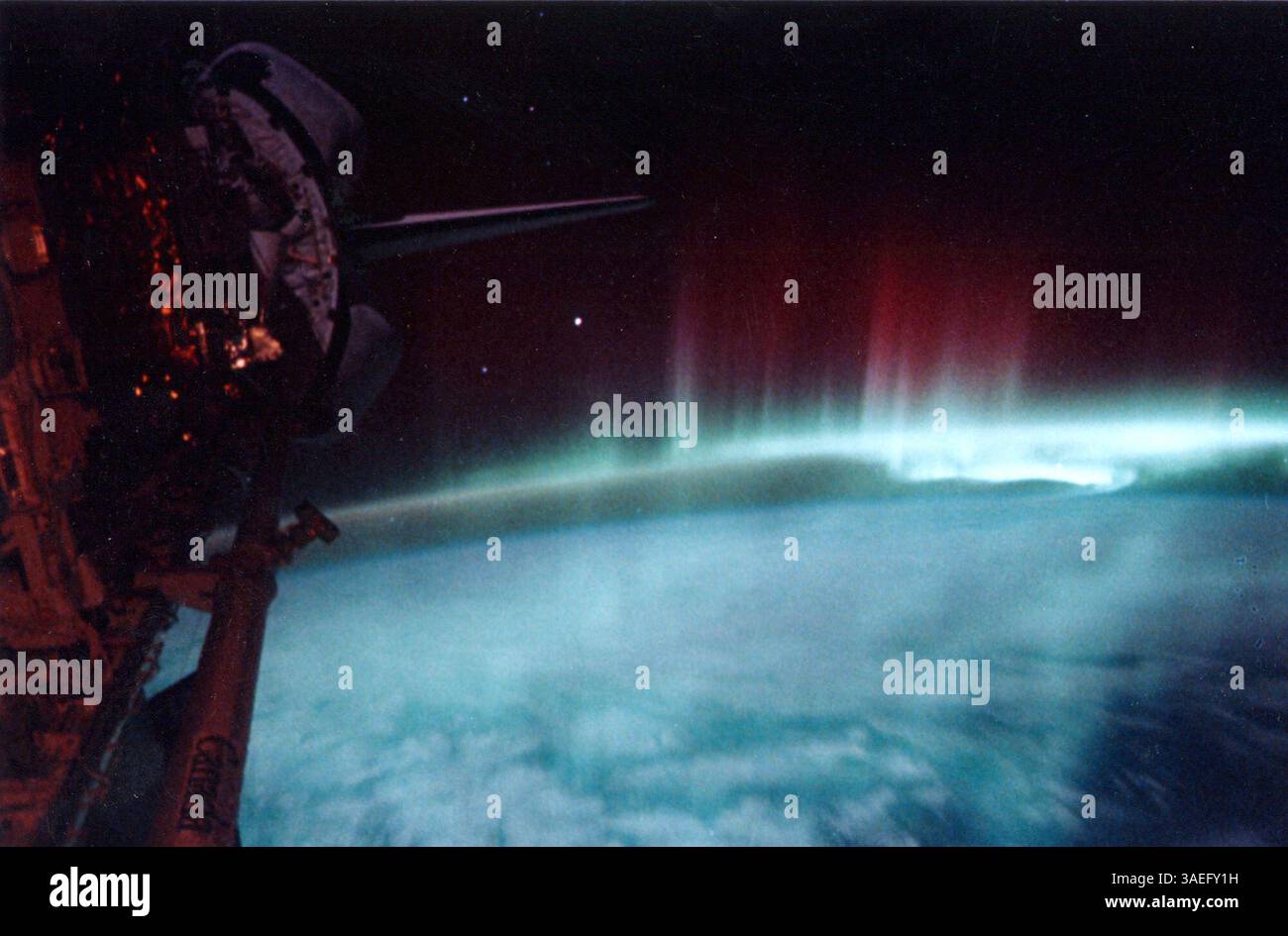 22 avril 2001 ; espace, la dernière frontière ; photo au dossier : mai 1991. Un spectacle de lumière spectaculaire appelé Aurora Australis a été photographié depuis la navette spatiale (l) au sommet du dernier maximum géomagnétique. . (Crédit image : Michael Springer/ZUMAPRESS.com) Banque D'Images
