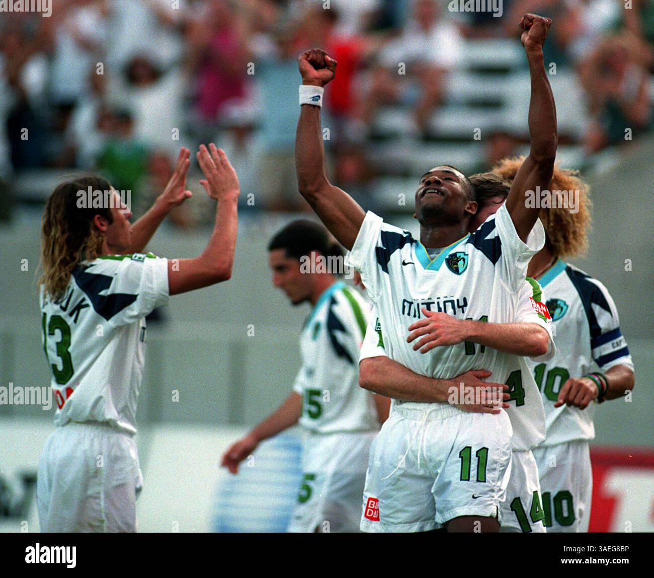 TP 33911 - - LIVRER À : Sports - - 9/14/96 - - tampa - - LÉGENDE INFO : Roy Lassiter (#11) de la Mutiny, reçoit une accolade de félicitations de son coéquipier Steve Ralston pour son score de 2e mi-temps qui a prolongé l avance de la Mutiny 2-0. Frankie Hejduk et Carlos Valderrama célèbrent également la partition (Credit image : St Petersburg Times/ZUMAPRESS.com) Banque D'Images