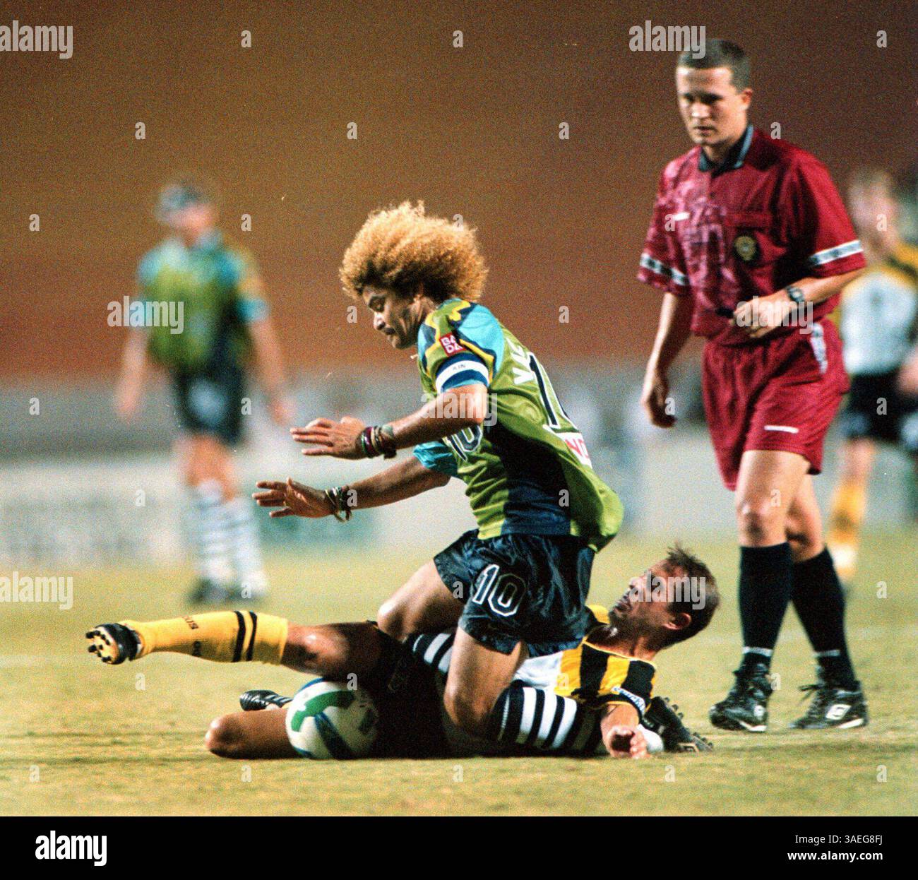 TP OT10018 - - LIVRER À : SPORTS - - 9/27/96 - - tampa - - RÉSUMÉ DE L'HISTOIRE : - - INFO LÉGENDE : il s'agit du jeu 2 de la série Best of 3 du premier tour des séries éliminatoires entre l'équipage de Columbus et la mutinerie de Tampa Bay. Dans une première mi-temps physique, Carlos Valderrama est renversé par le milieu de terrain de Columbus Crew Robert Warzycha alors que l'arbitre regarde en arrière-plan. C'était au stade Houlihan.- - Times photo par : Victor Junco - - histoire par : - - SCANNÉ PAR : victor Junco - - DATE DE LA COURSE : (crédit image : St Petersburg Times/ZUMAPRESS.com) Banque D'Images