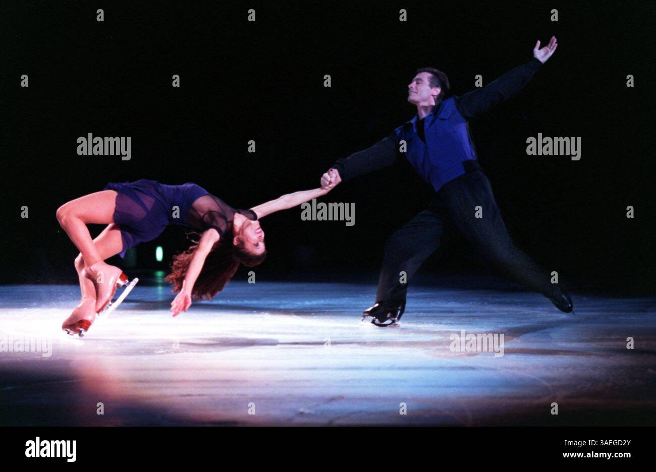 LIB NOTE : la correction qui a eu lieu le 2/9/97 indique que Tai Babilonia et Randy Gardner ne sont pas mariés l'un à l'autre. SP 42730 - - LIVRER À : METRO - - 2/7/97 - - ST. PETERSBURG - - LÉGENDE : la tournée hivernale 1997 des champions du monde de patinage artistique s'est déroulée au Bayfront Arena avant de déplacer le spectacle à West Palm Beach. PHOTOS DE---Tai Babilonia et Randy Gardner pendant le spectacle. Le couple marié patine ensemble depuis 29 ans. Le couple est contraint d'abandonner les Jeux olympiques d'hiver de 1980 en raison d'une blessure subie par Gardner. - - Temps photo par : Brian Baer - - histoire par : AUCUN - - SCANNÉ B Banque D'Images