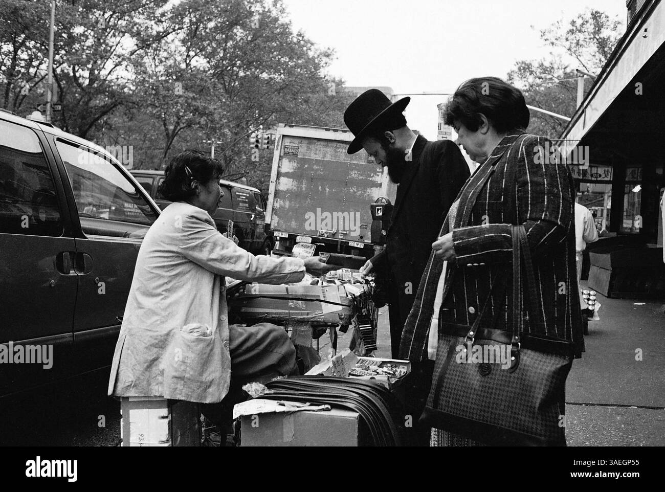 AJAXNETPHOTO. OCT. 2000. MANHATTAN, NEW YORK, ÉTATS-UNIS. - DIEU AIME NEW YORK - VENDEUR DE RUE SOUVENIR À CHINATOWN. PHOTO :JONATHAN EASTLAND/AJAX REF :CD3545BW 18 15A. Banque D'Images