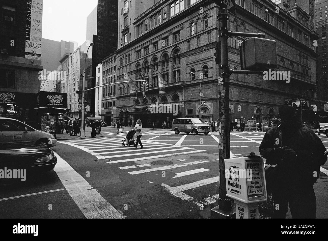AJAXNETPHOTO. OCT. 2000. MANHATTAN, NEW YORK, ÉTATS-UNIS. - FAMED - CARNEGIE HALL DU COIN 7TH AVE ET W 56TH STREET. PHOTO :JONATHAN EASTLAND/AJAX REF :3549BW_05_19 Banque D'Images