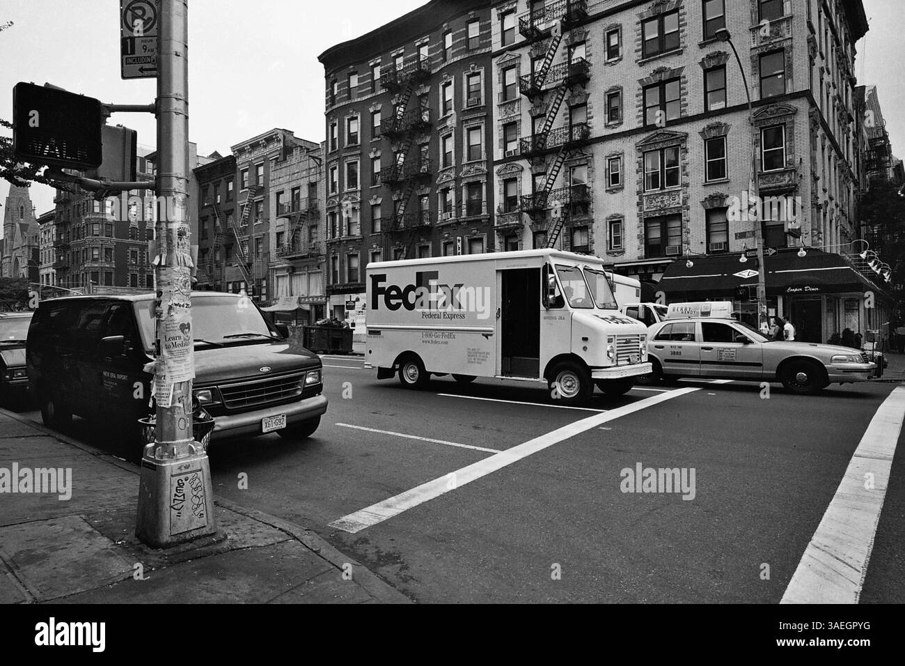 AJAXNETPHOTO. OCT. 2000. MANHATTAN, NEW YORK, ÉTATS-UNIS. - LIVRAISON EXPRESS - FEDEX VAN À L'ANGLE DE EAST 5TH STREET ET 2ND AVENUE. PHOTO :JONATHAN EASTLAND/AJAX REF :CD3549BW 16 30 Banque D'Images