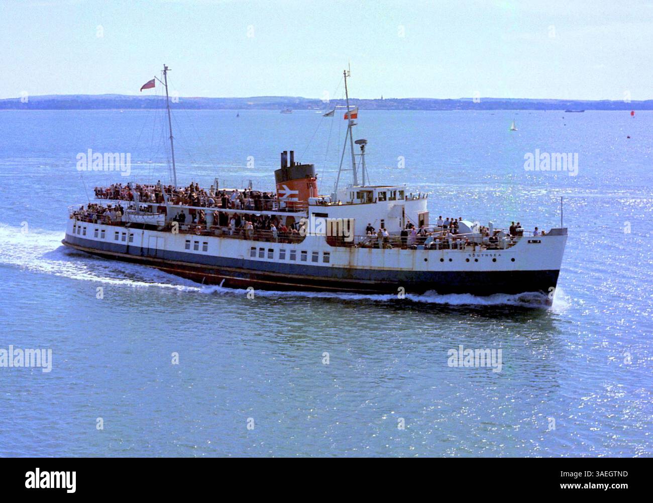 AJAXNETPHOTO. AOÛT 1967. PORTSMOUTH, ANGLETERRE. - TRAVERSEZ LE FERRY SOLENT - M.V. SOUTHSEA CHARGÉ DE PASSAGERS, ENTRANT DANS LE PORT DE PORTSMOUTH À GRANDE VITESSE. PHOTO :JONATHAN EASTLAND/AJAX REF :356743C KX Banque D'Images