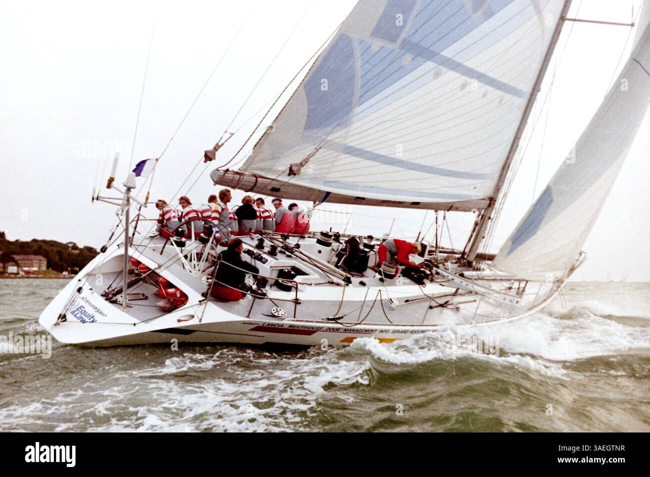 AJAXNETPHOTO. 1989. SOLENT (ANGLETERRE). CHANNEL RACE START - WHITBREAD RACE YACHT ENTRY - EQUITY & LAW II (NETH) SKIPPERED PAR DIRK NAUTA. SLOOP DE 63 PIEDS CONÇU PAR JUDEL/VROLIJK. PHOTO : JONATHAN EASTLAND / AJAX REF :RX7 1331081 302 Banque D'Images