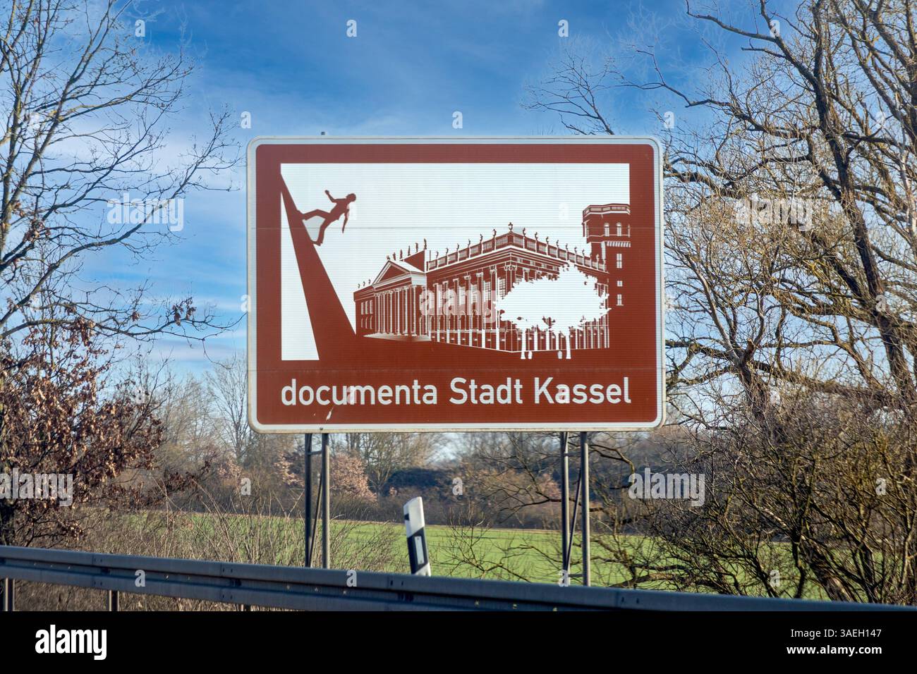 Des panneaux marron indiquant la ville pittoresque de Kassel, en Allemagne, indiquent un point de repère marron sur l'autoroute Banque D'Images