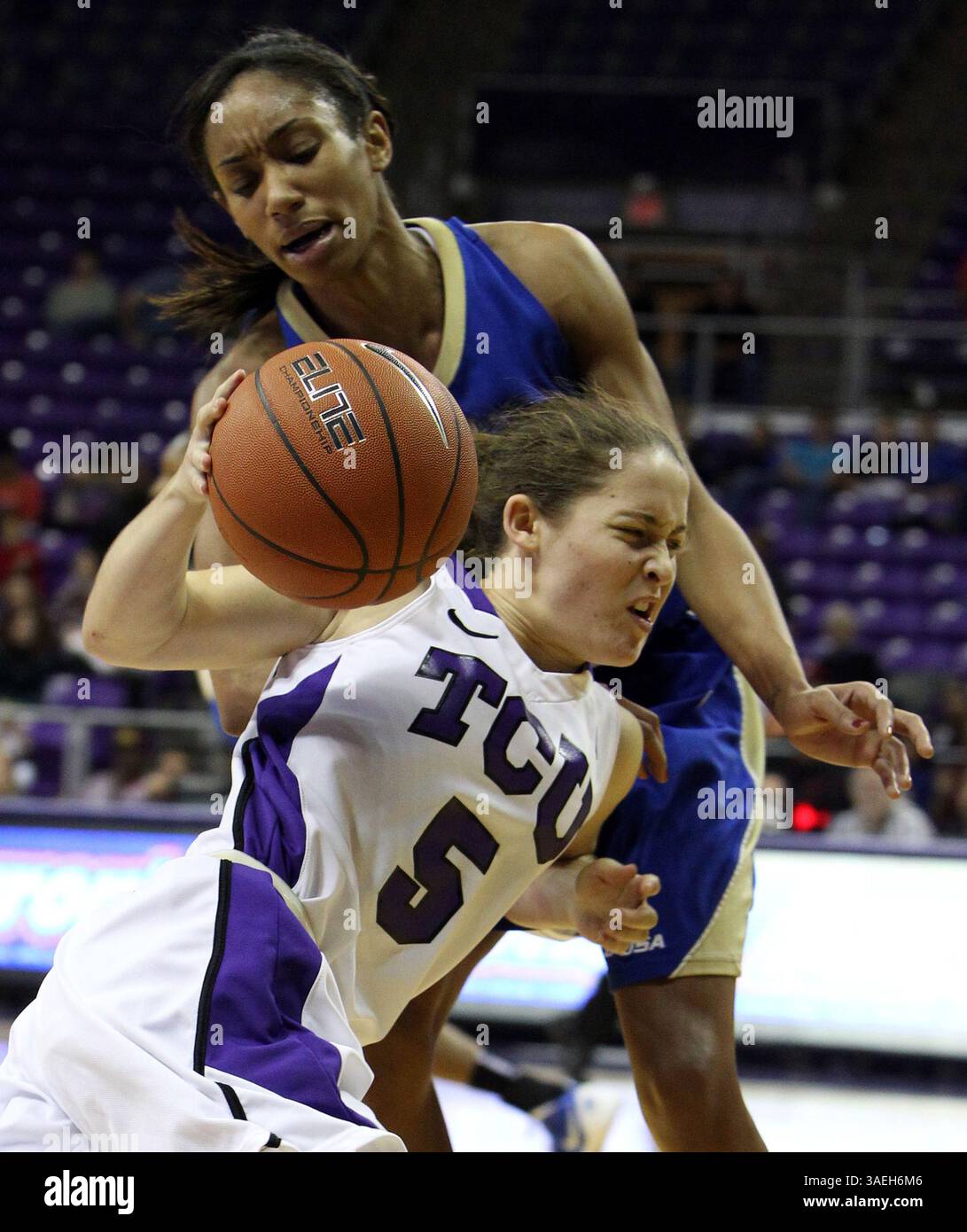 Dec. 20, 2011 - Fort Worth, TX, USA - Meagan Henson (5) de Texas Christian est entachée alors qu'elle tente de passer devant Taylor Hooker de Tulsa au Daniel-Meyer Coliseum le mardi 20 décembre 2011, à Fort Worth, Texas. TCU a remporté une victoire de 60-43. (Crédit image : © Richard W. Rodriguez/Fort Worth Star-Telegram/MCT/ZUMAPRESS.com) Banque D'Images