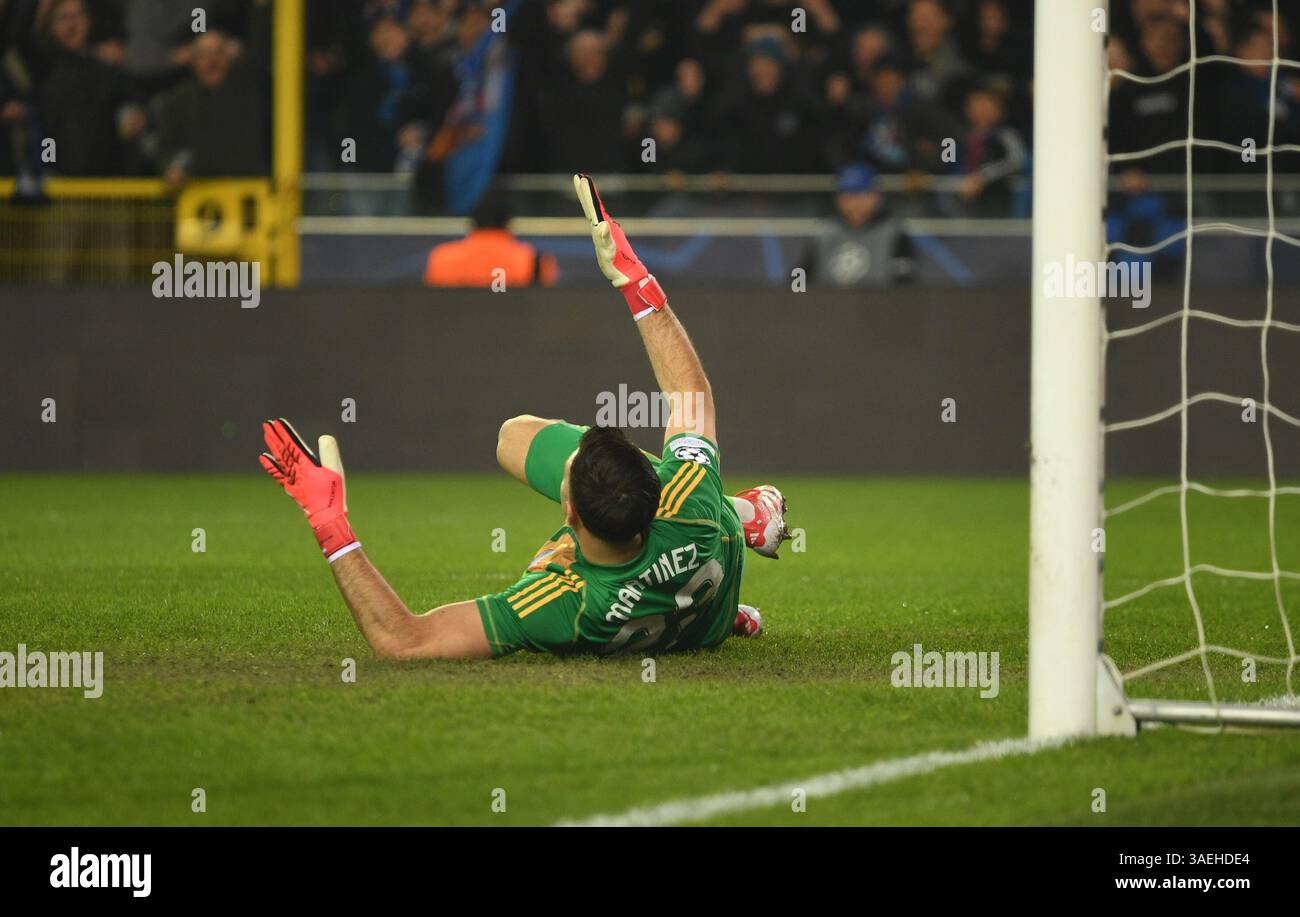 Emiliano Mart’nez en action lors du match du groupe 16 de la Ligue des Champions de l’UEFA 2024 entre le Club Brugge et l’Aston Villa, Jan Breydel Stadium, 4 mars 2025 avec : Emiliano Martínez où : Brugge, Belgique quand : 04 mars 2025 crédit : Anthony Stanley/WENN Banque D'Images